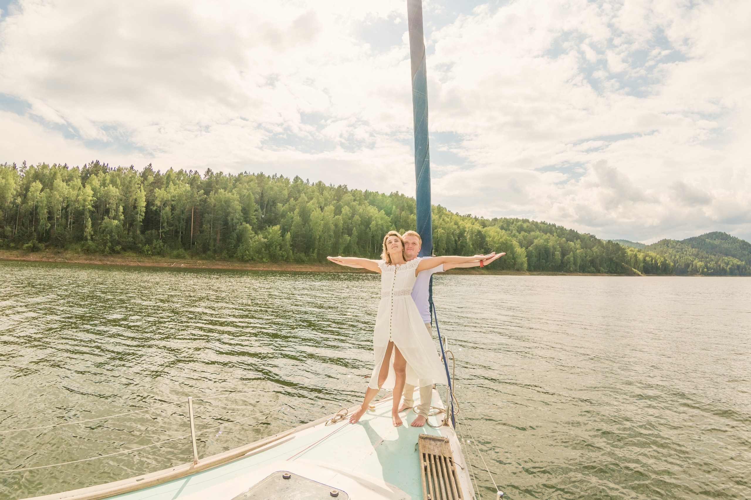 фотосессия фотограф Красноярск лавстори на парусной яхте Красноярское море аэросъёмка с квадрокоптера FPV дрона видео видеоролик Дивногорск Шумиха Бирюса прогулка идея место образы пример фото позы для морской фотосессии на парусной яхте Красноярское водохранилище путешествие визажист причёска макияж свадьба свадебная фотосессия