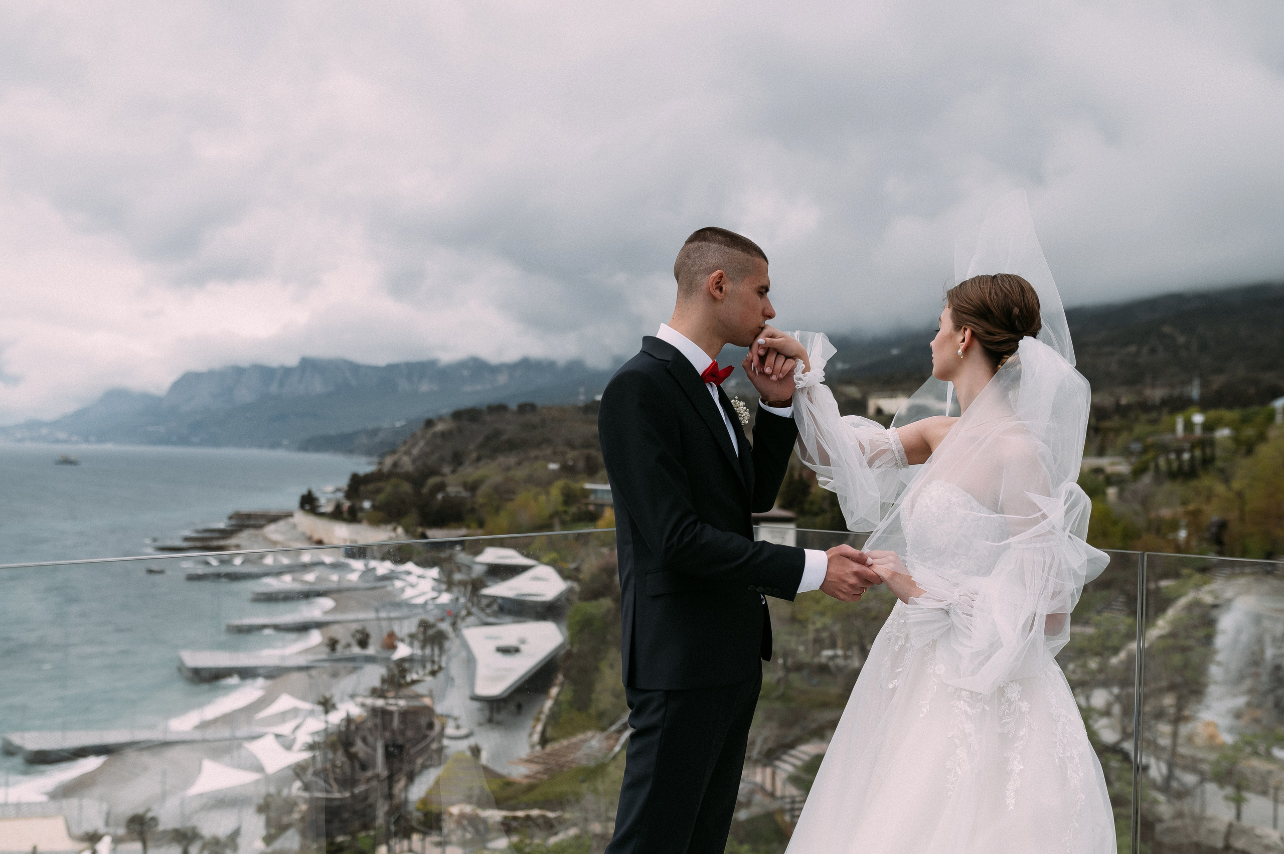 Свадебное утро и прогулка красивой яркой пары. Свадебный и семейный фотограф в Симферополе Дарья Маркова