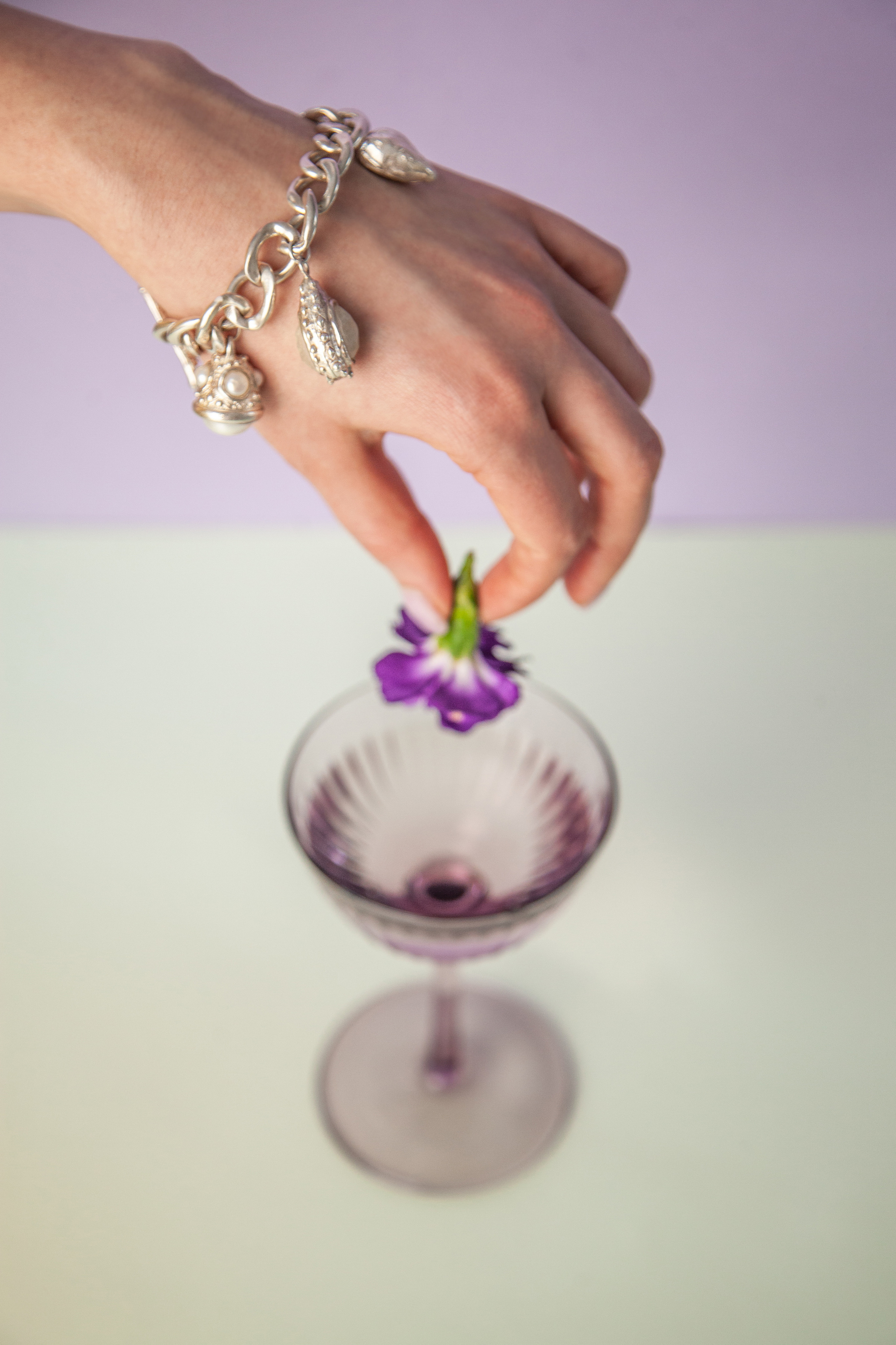 Предметная съёмка ювелирных украшений Molina. Честные истории о жизни города и его людях