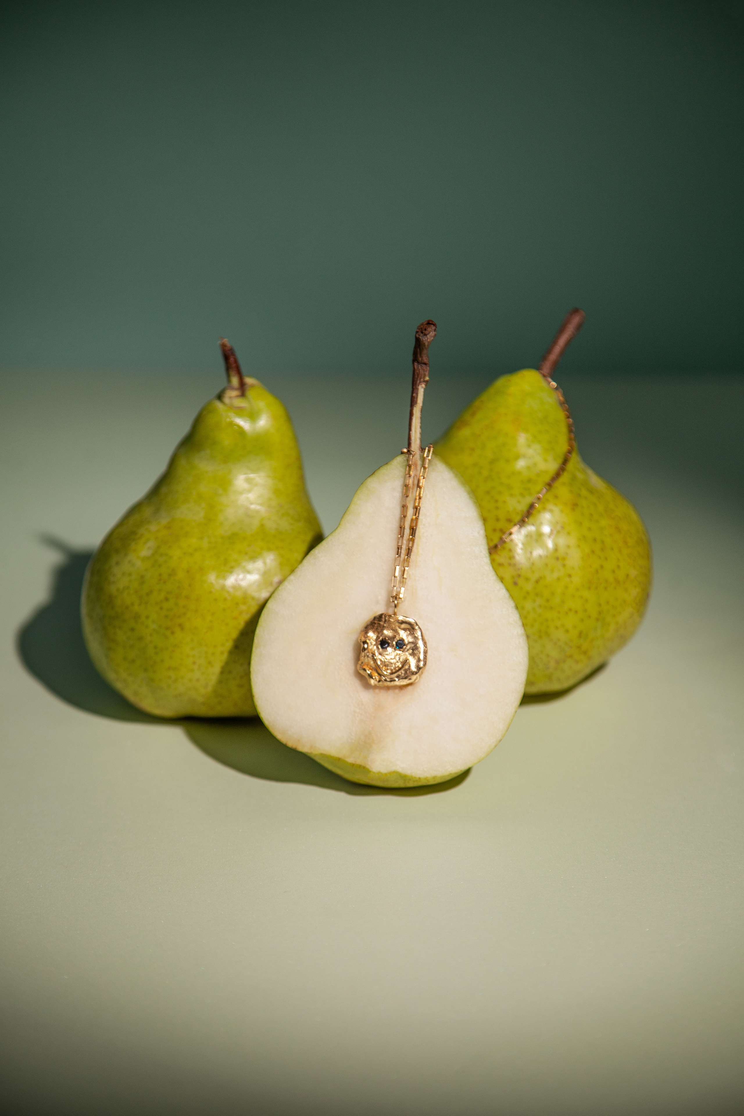 Предметная съёмка ювелирных украшений Molina. Честные истории о жизни города и его людях