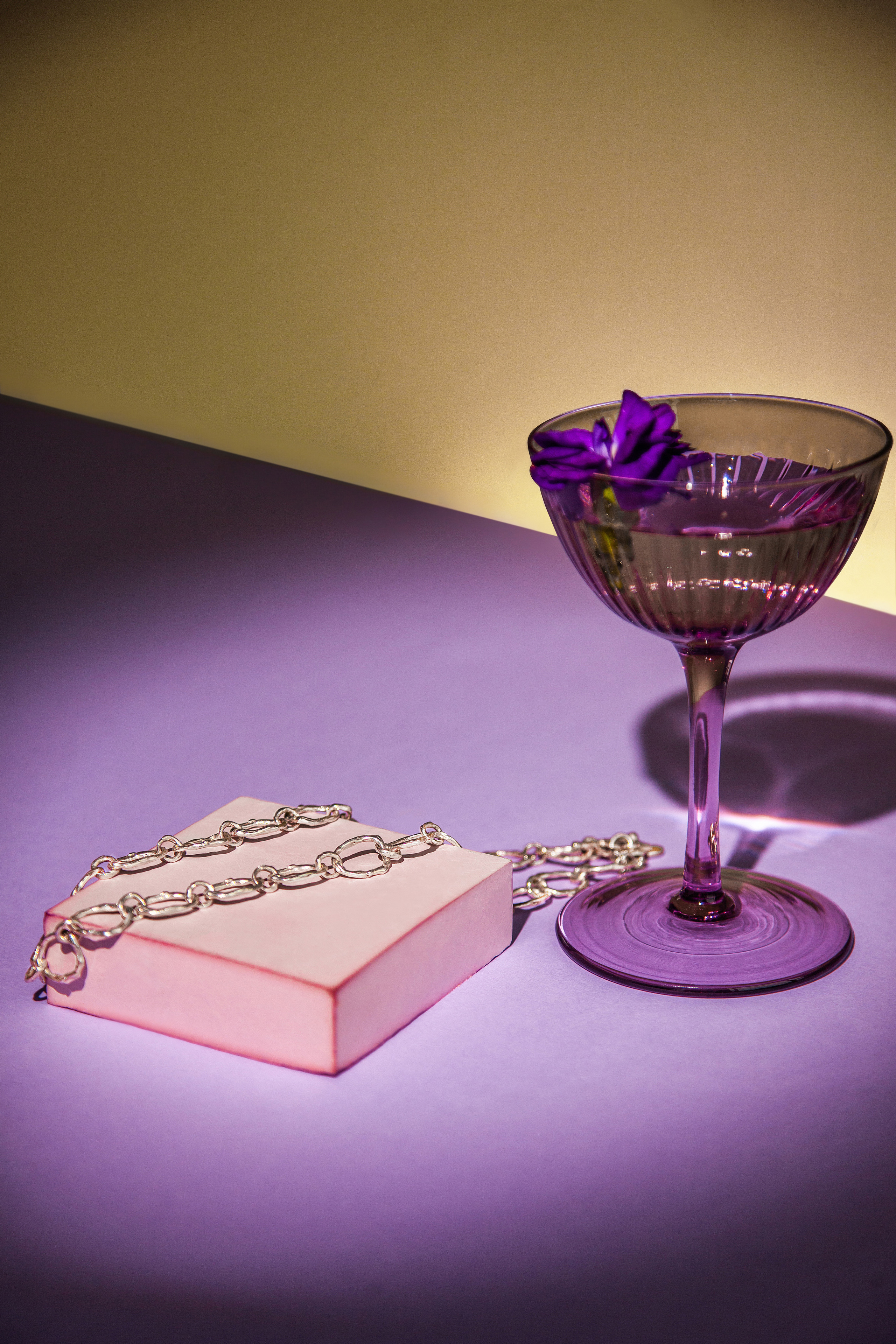 Предметная съёмка ювелирных украшений Molina. Честные истории о жизни города и его людях