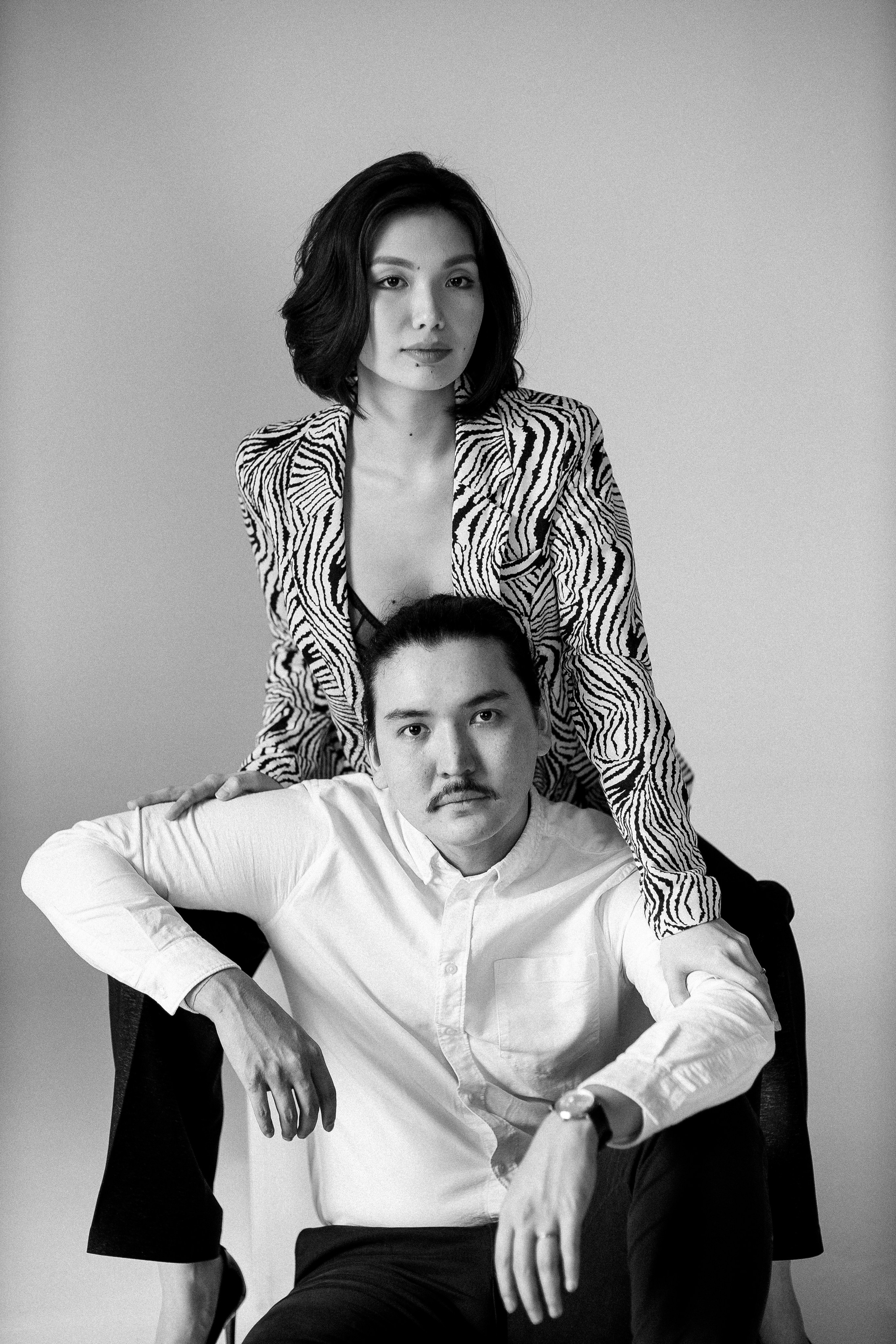 Парная фотосессия на белом фоне. Свадебный и семейный фотограф в Алматы Алексей Балышев