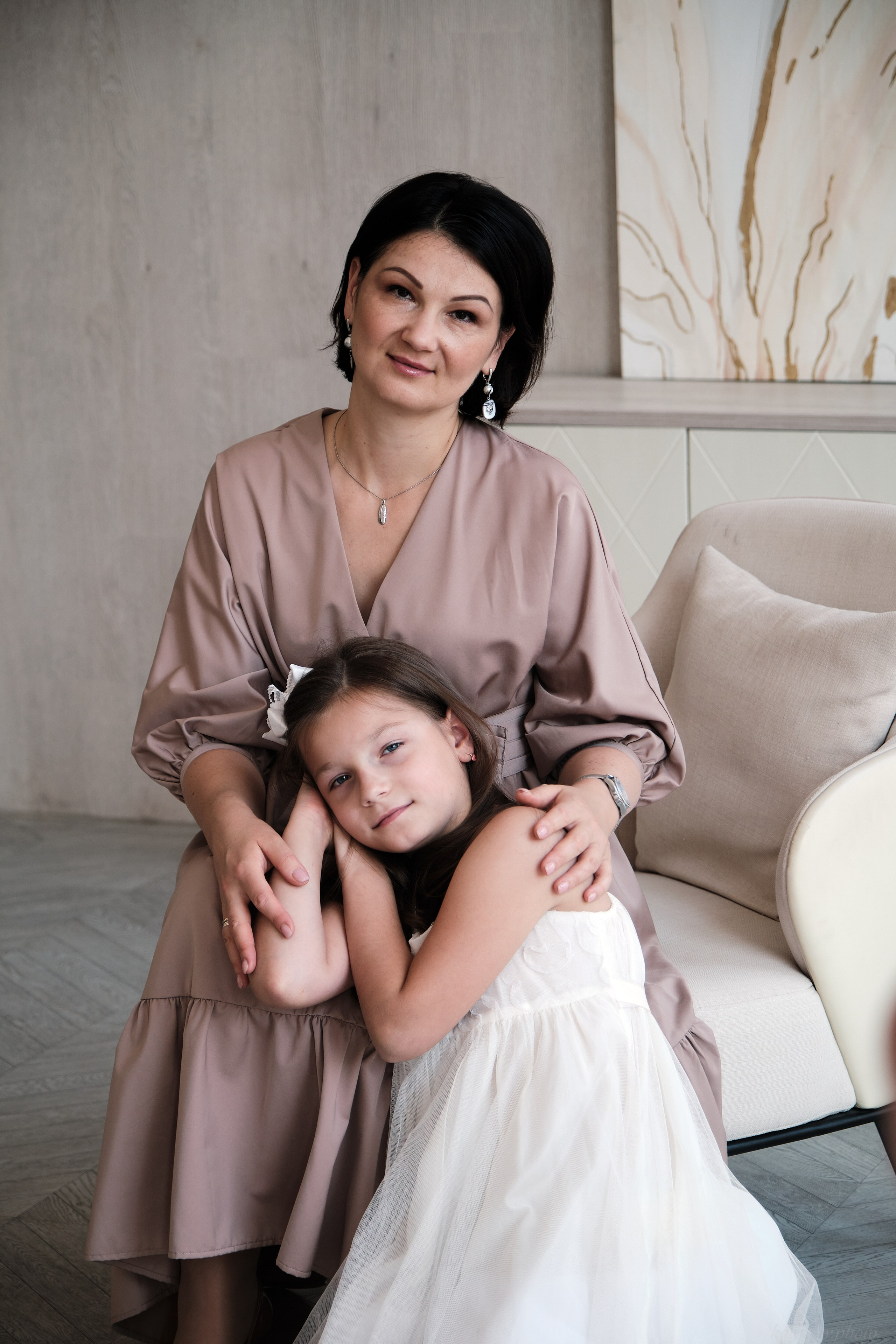 Семейная фотосессия Елена и дочка — светлая семейная съёмка в студии. Портретный фотограф на новый год в Москве Виктория Колышева