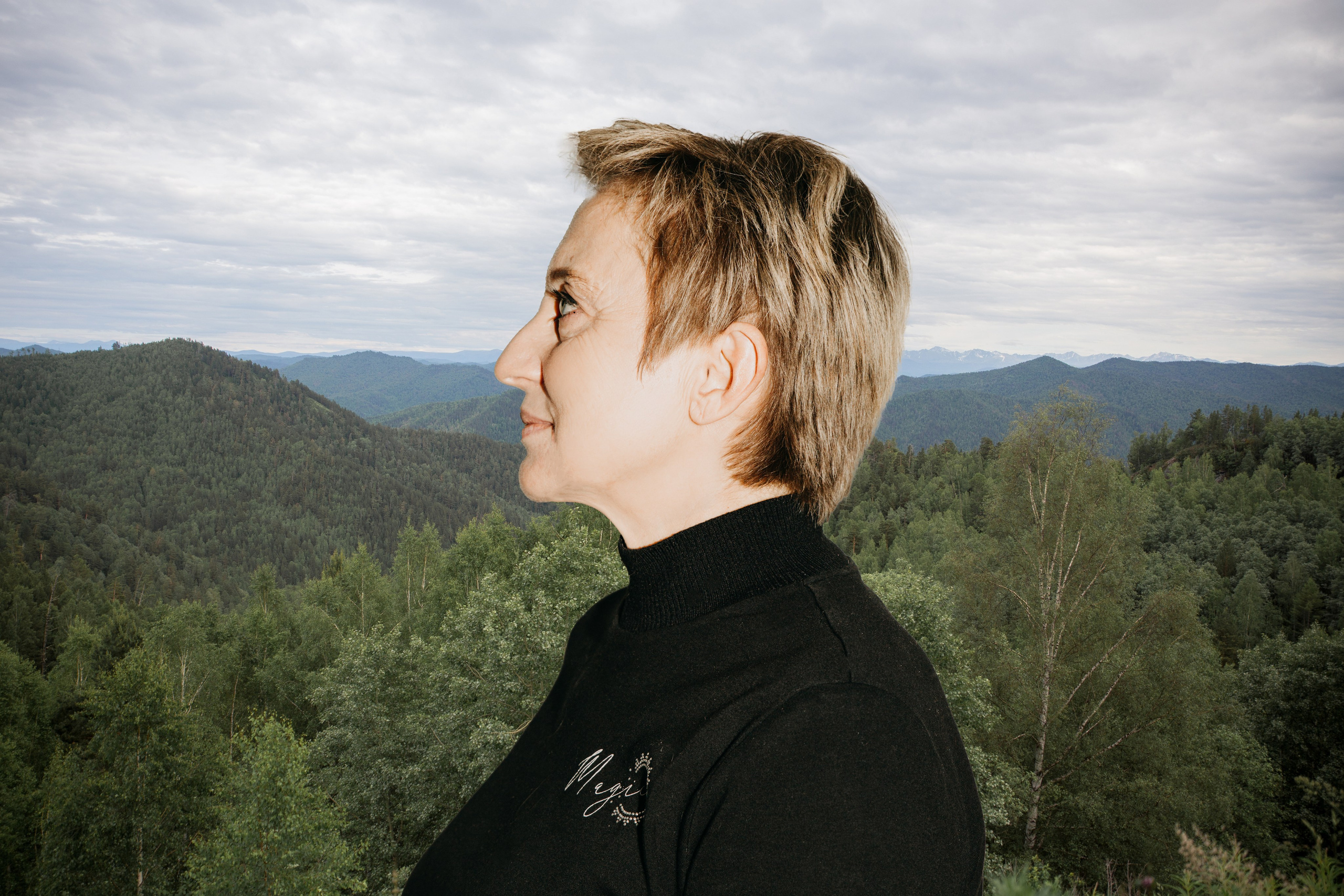 Портрет моей мамы на фоне ее родных гор Саян в стиле эпохи Ренессанс. 