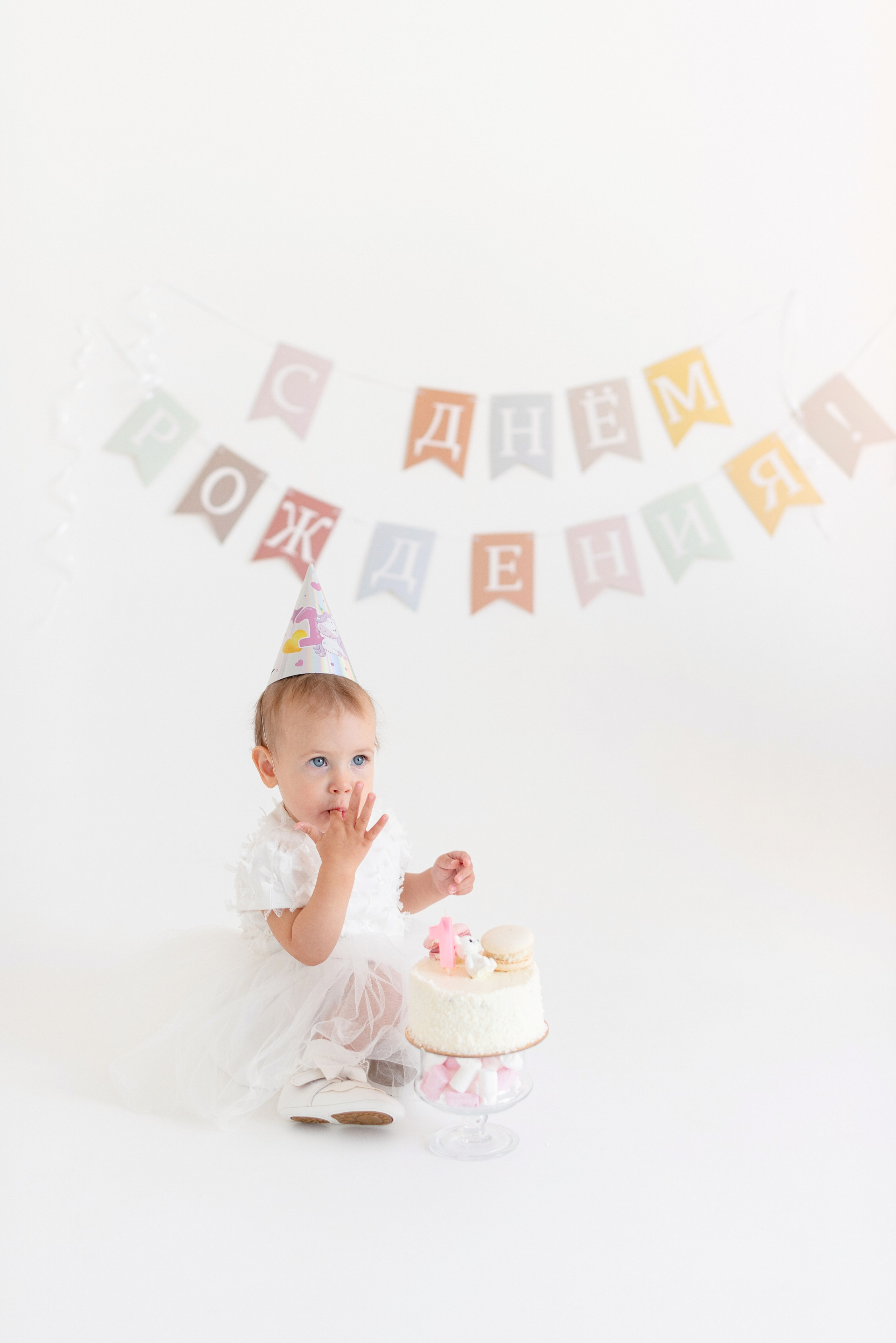 Фотосессия дня рождения малыша в студии, торт, воздушные шары, мыльные пузыри, профессиональный фотограф в Сургуте и Нефтеюганске.