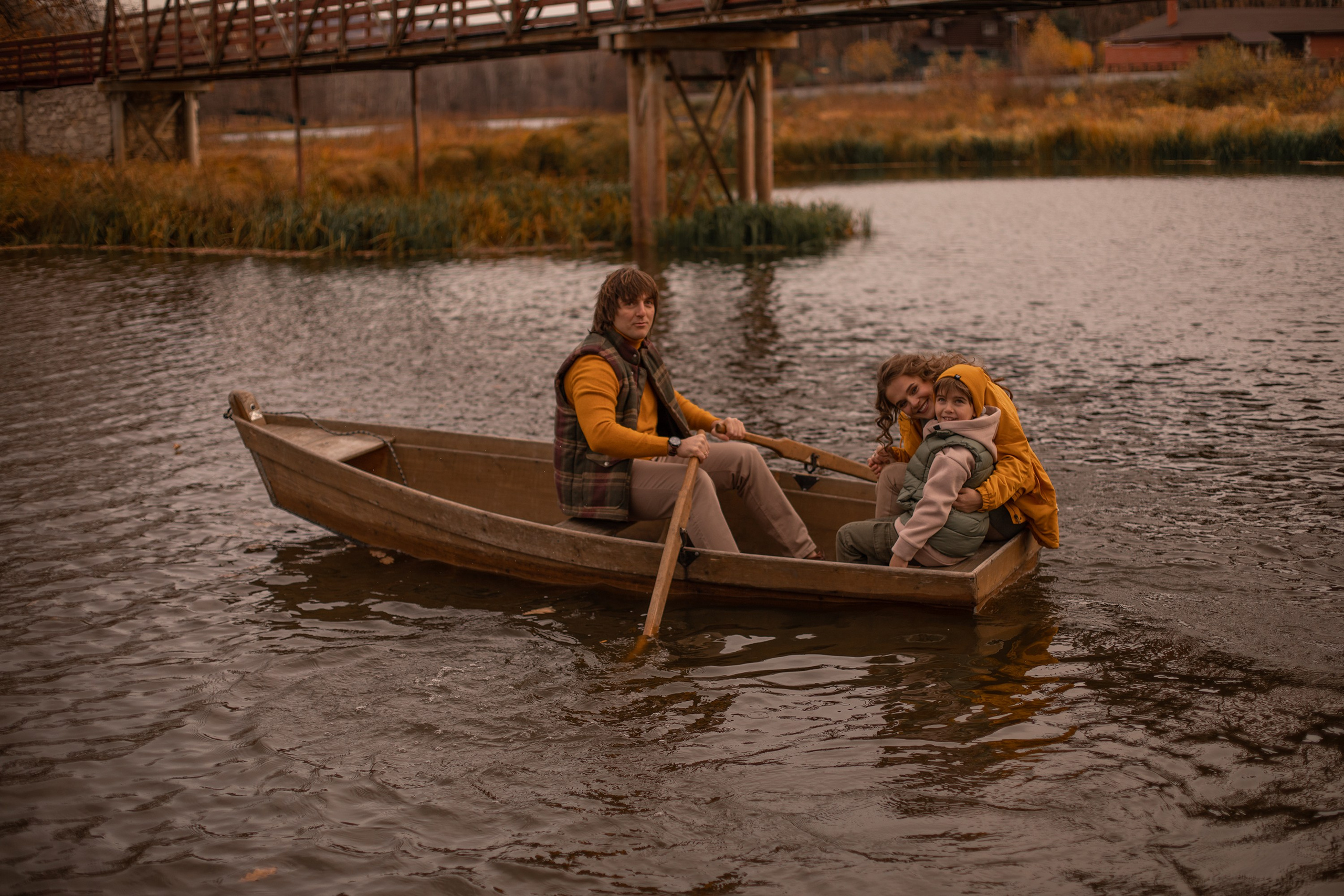 Семейная фотосессия на прогулке осенью.