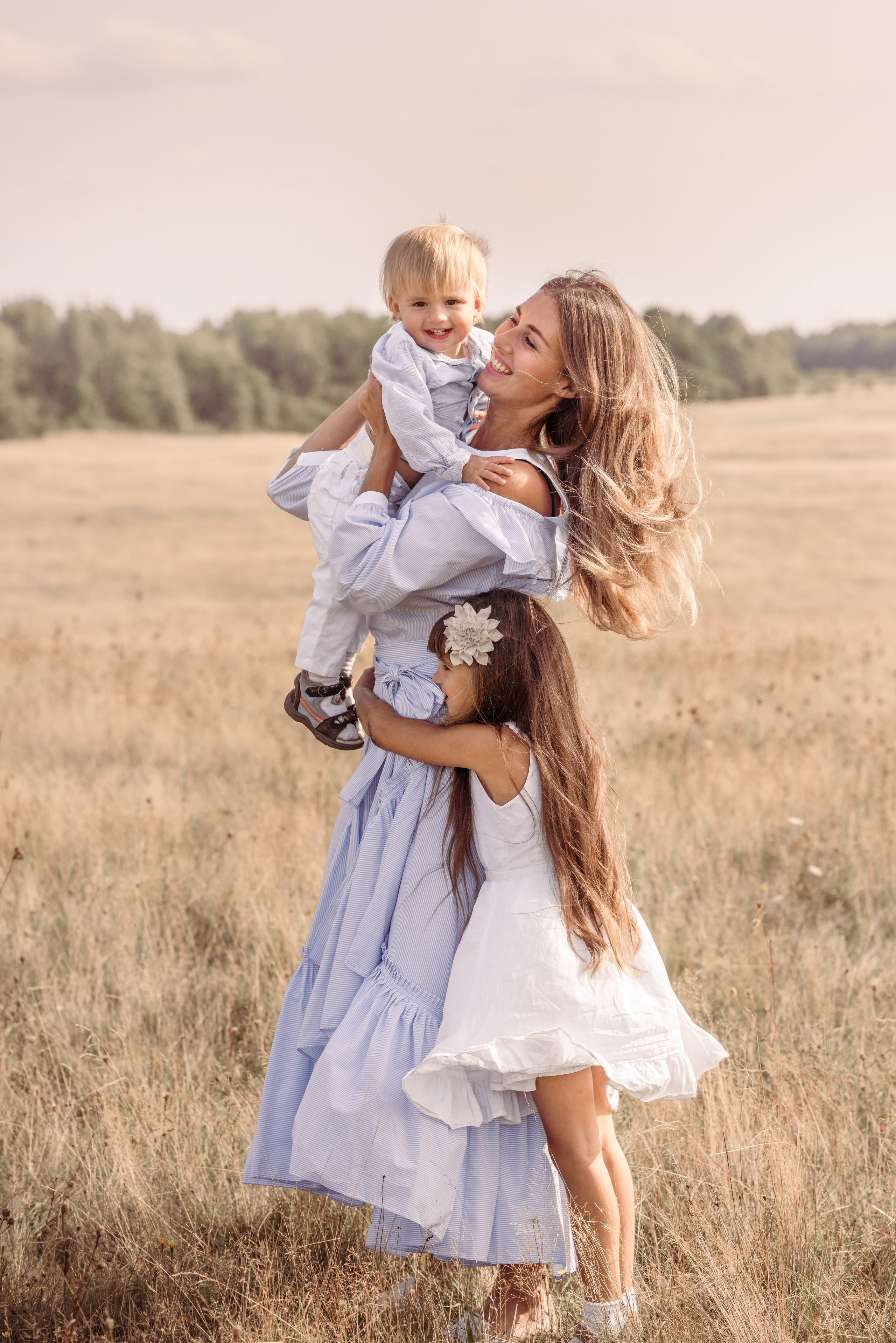 Entdecken Sie eine professionelle Familienfotoserie im Freien. Natürliche Posen, warme Farben und authentische Momente für moderne Familienfotografie.