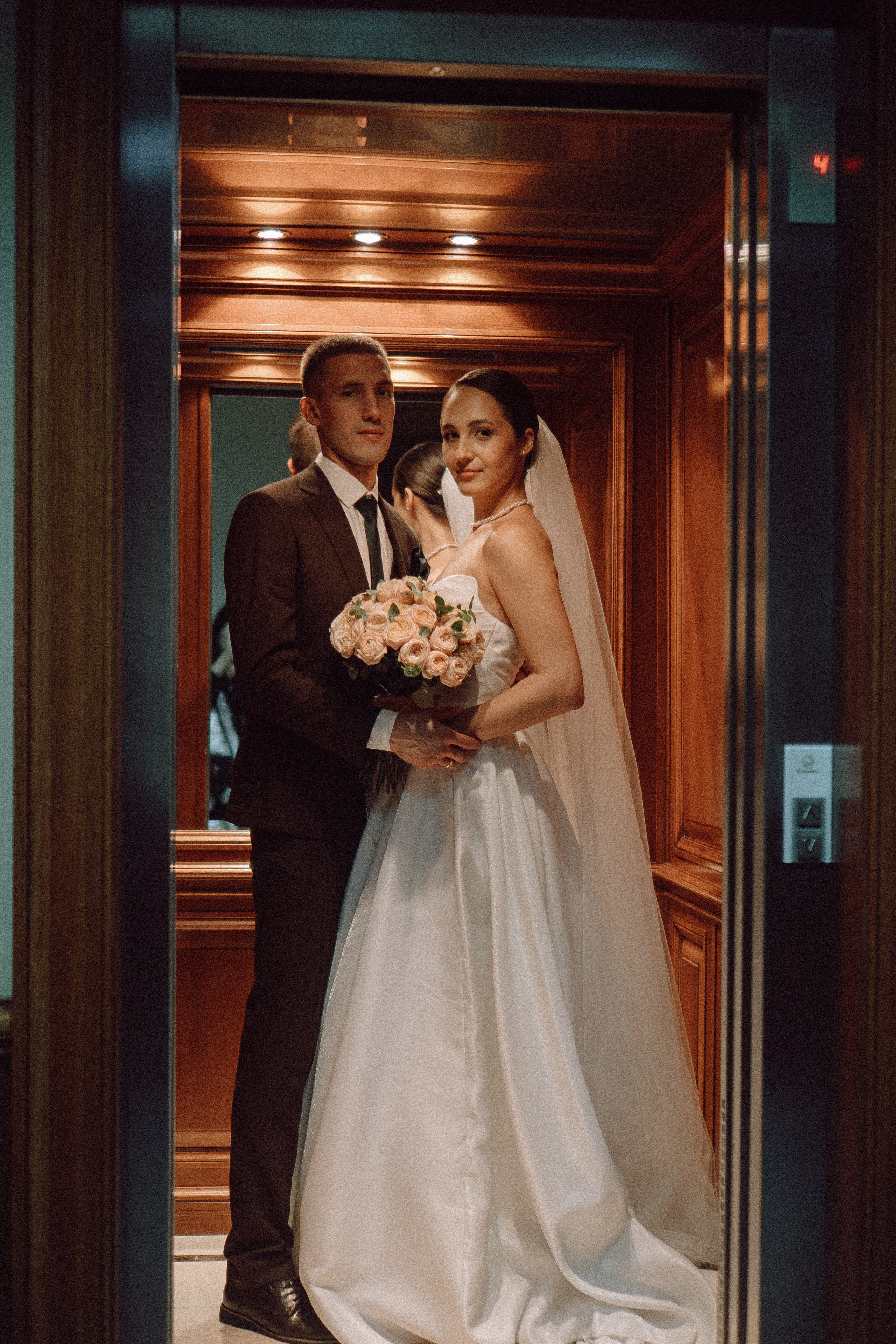 СВАДЕБНАЯ ПРОГУЛКА В САНТК-ПЕТЕРБУРГЕ (ИСАКИЕВСКИЙ СОБОР, ЗИМНЯЯ КАНАВКА, ЭРМИТАЖ И БОЛЬШАЯ МОРСКАЯ УЛИЦА). Профессиональный фотограф, Санкт-Петербург — Виктория Богомолова