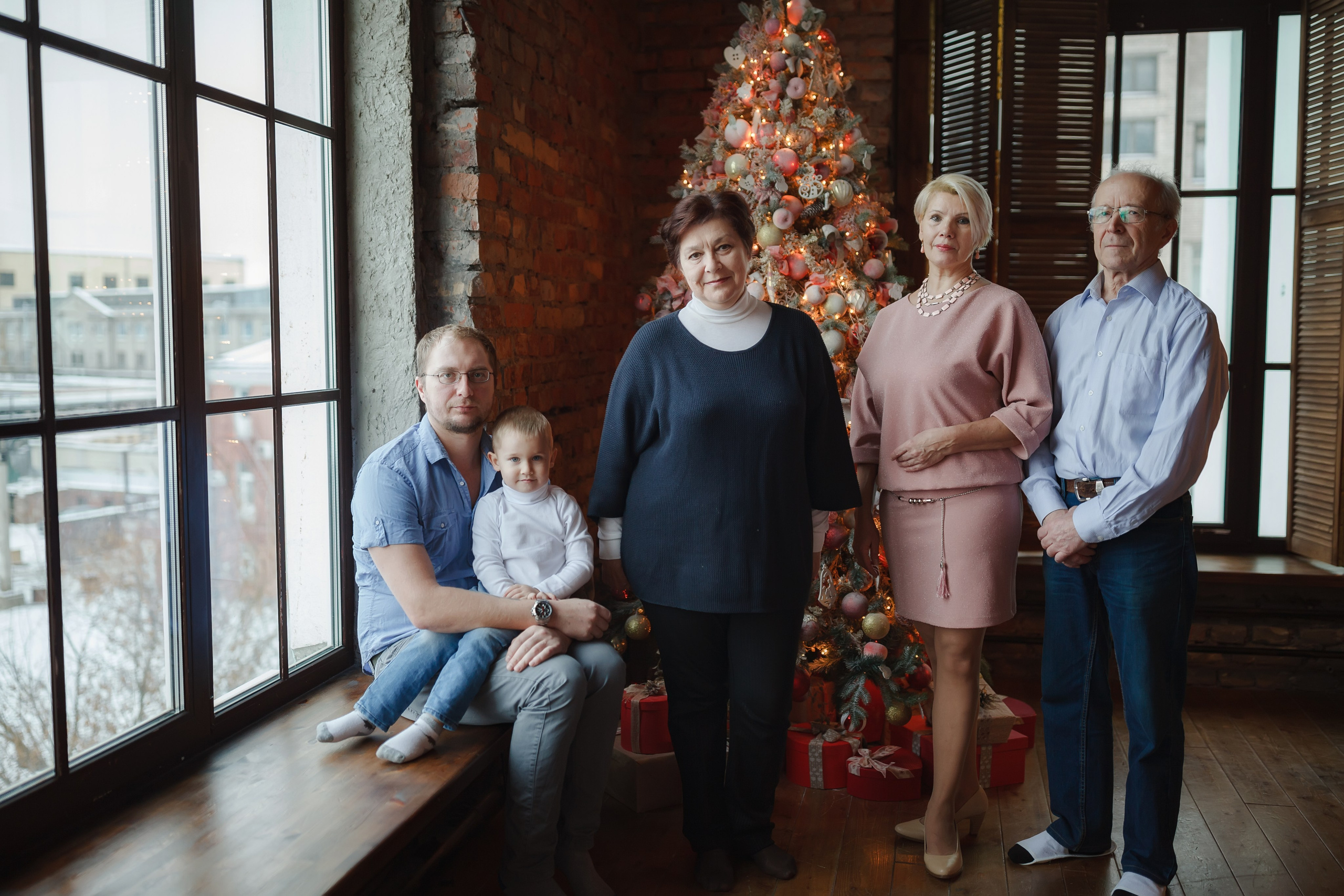 Семья у елочки. Фотограф в Санкт-Петербурге Знаменская Ирина