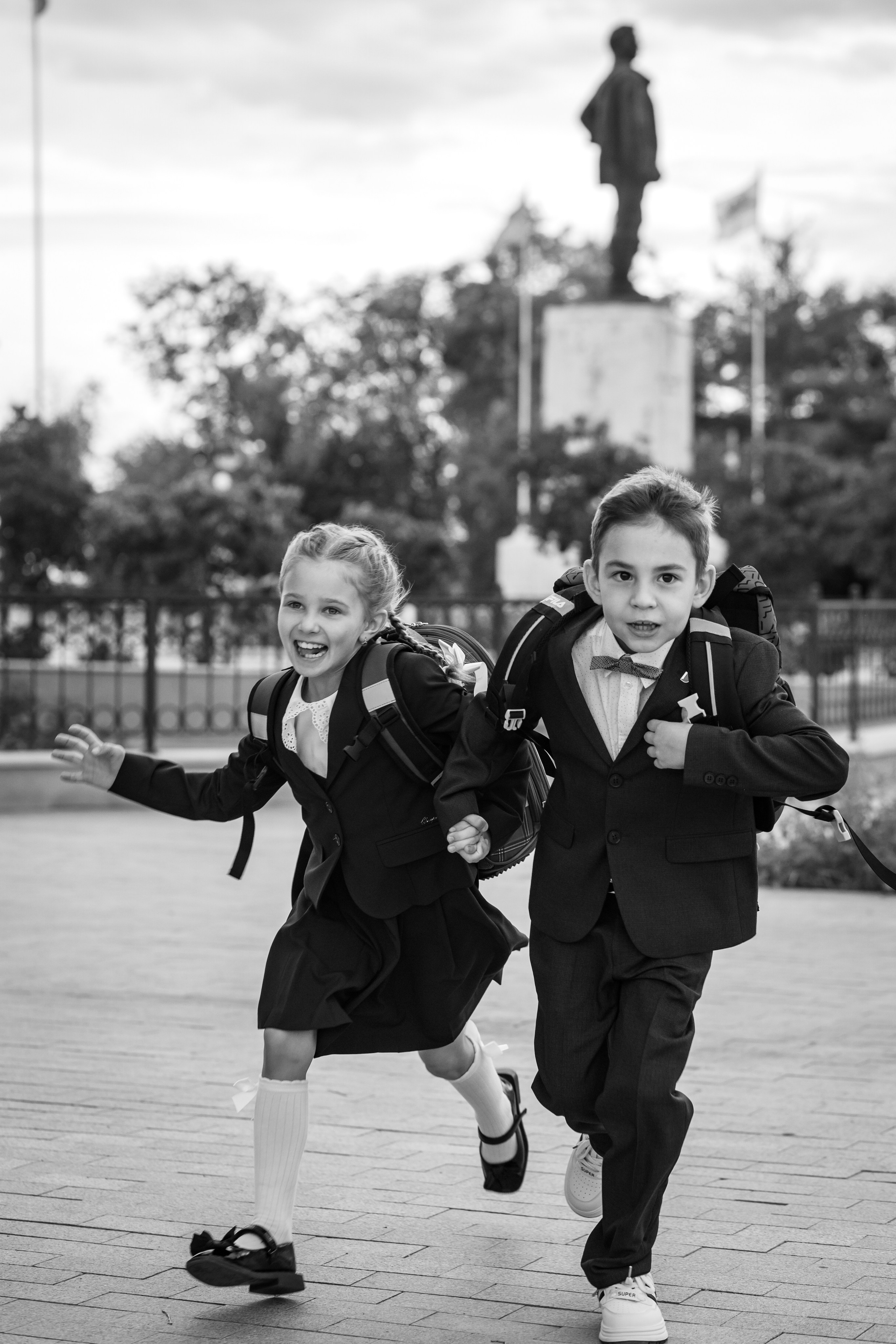 Рома и Белла идут в школу. Фотограф в Оренбурге. Профессиональный фотограф