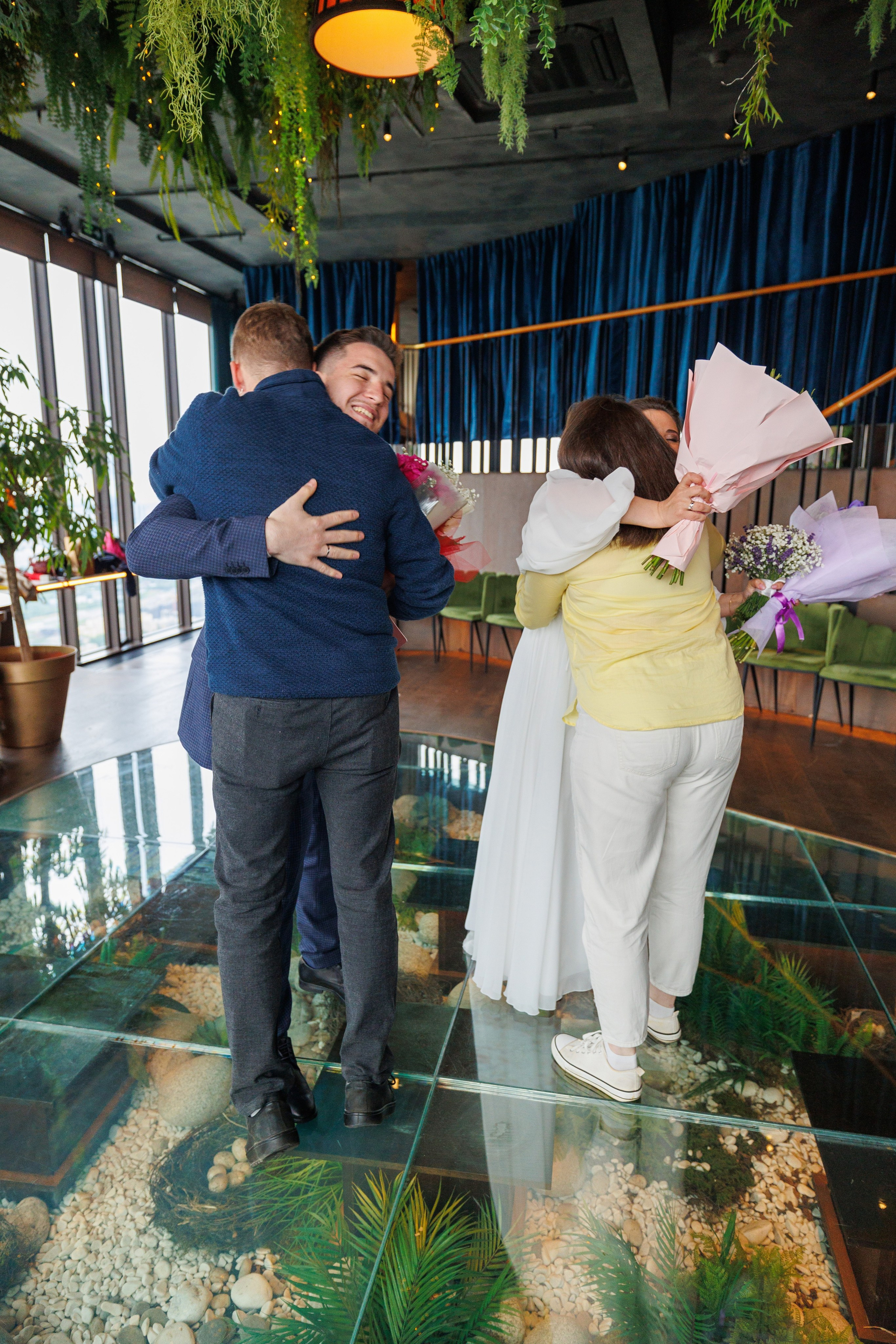 Фотограф на регистрацию в ЗАГС Москва Сити Birds Башня ОКО. Примеры фото, отзывы молодоженов и заявка на регистрацию через официальный сайт.