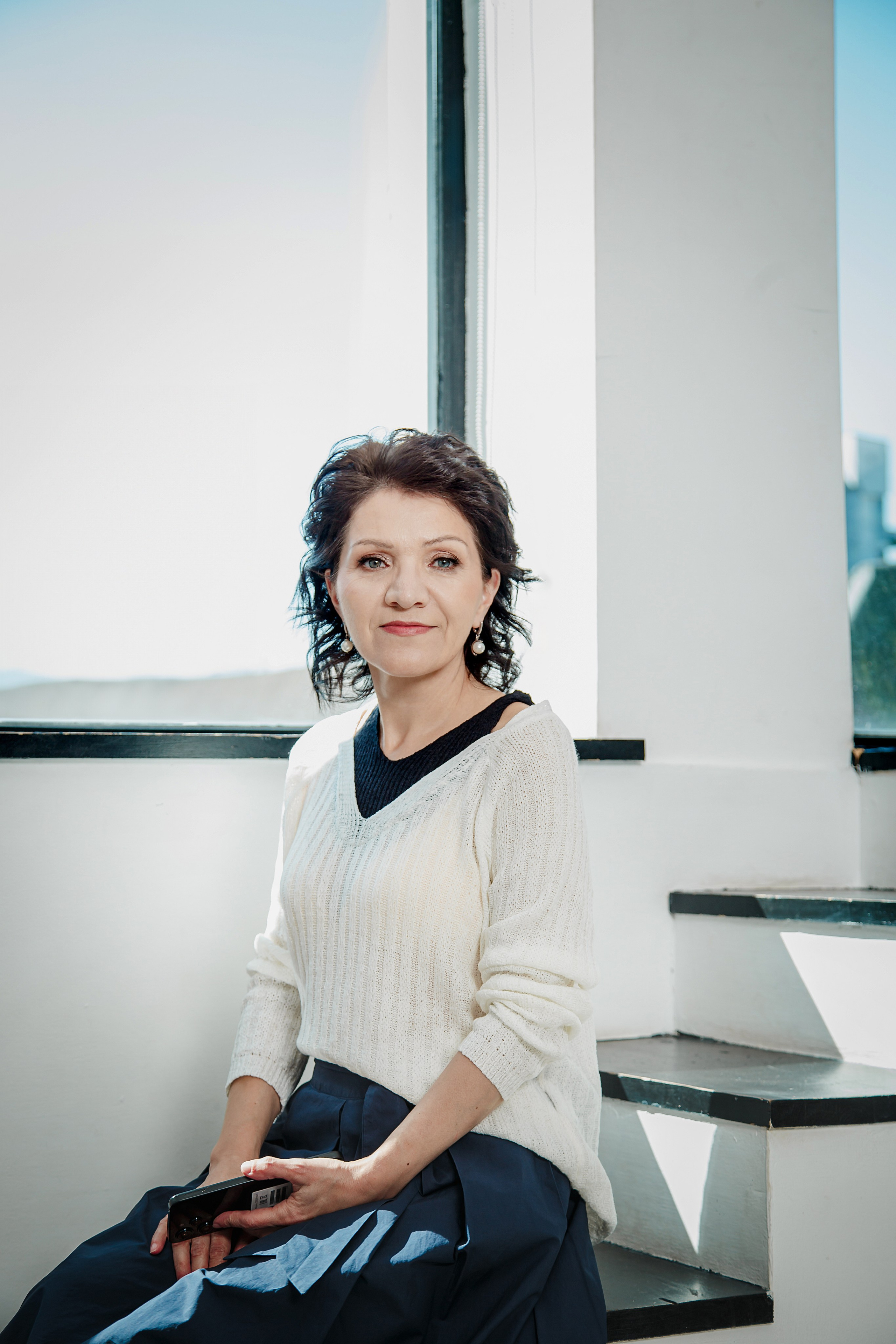 Женский коуч в светлой студии — брендовая фотосессия в Москве, Портрет женского коуча в деловом образе — фотосессия для личного бренда, Фотосессия для эксперта в офисной локации студии Москва, Женский коуч в повседневном образе — контент для соцсетей, Профессиональный бренд-фотограф в Москве — женский коуч, Образ женского коуча для сайта и продвижения в соцсетях, Разнообразные образы на брендовой фотосессии для эксперта, Светлая студия с офисными локациями — фотосессия для коуча, брендовая фотосессия для эксперта, фотосессия для женского коуча, бренд-фотограф Москва, фотосессия личный бренд, фотосессия для сайта, фотосессия для соцсетей, фотосессия для продвижения, фотосессия в студии Москва, фотосессия для эксперта Москва, профессиональная фотосессия для коуча. Катерина Сысуева, Рина Сысуева, rina_sphoto