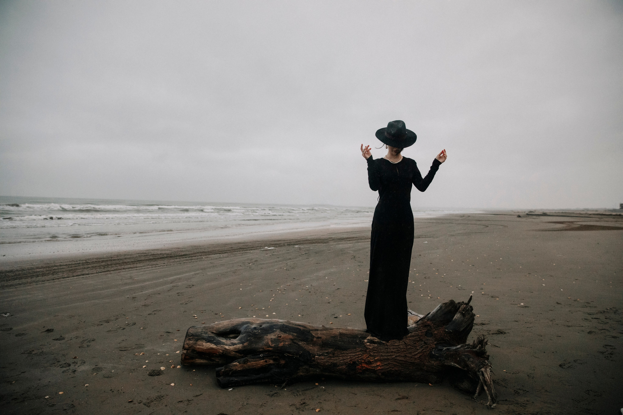 Фотосессия в пасмурную погоду, фотосессия в горах, фотосессия на пляже, фотосессия в туман, фотосессия у моря, фотосессия в черном, фотосессия с зонтом, фотосессия Дагестан, Дагестан, мафия, женщины, дамы, леди, зонт, мрачная погода