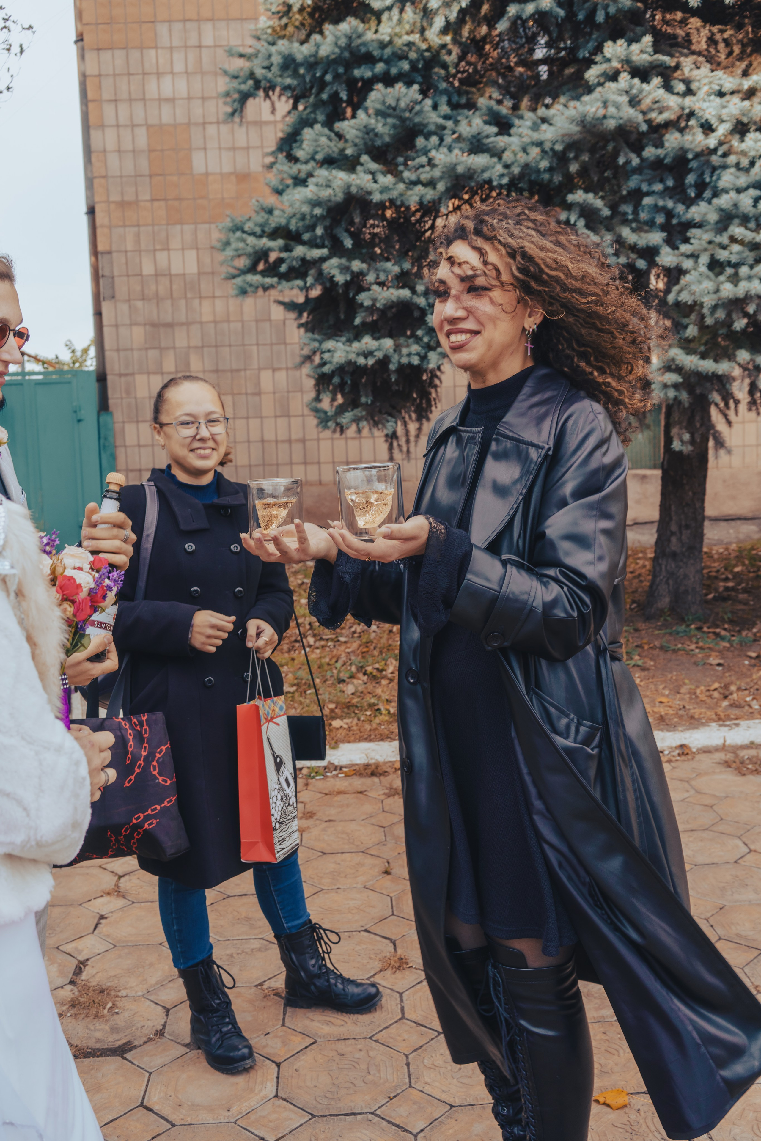 подружка невесты несет бокалы с шампанским