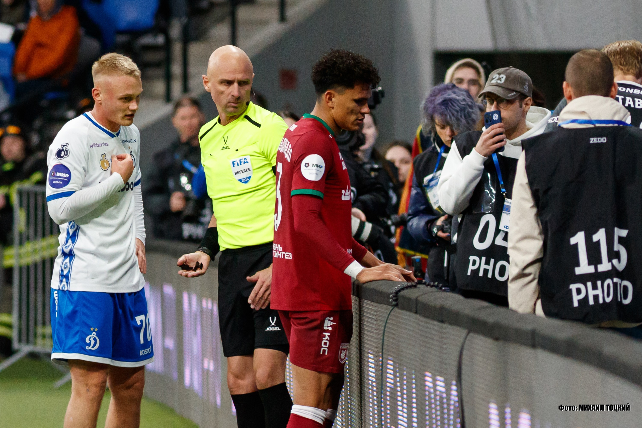 Полузащитник «Динамо» Луис Чавес попал мячом в фотографа, который работал за воротами «Рубина» в конце матча 26-го тура Российской Премьер-Лиги между московским «Динамо» и «Рубин».  Фотограф потерял сознание, ему потребовалась медицинская помощь.