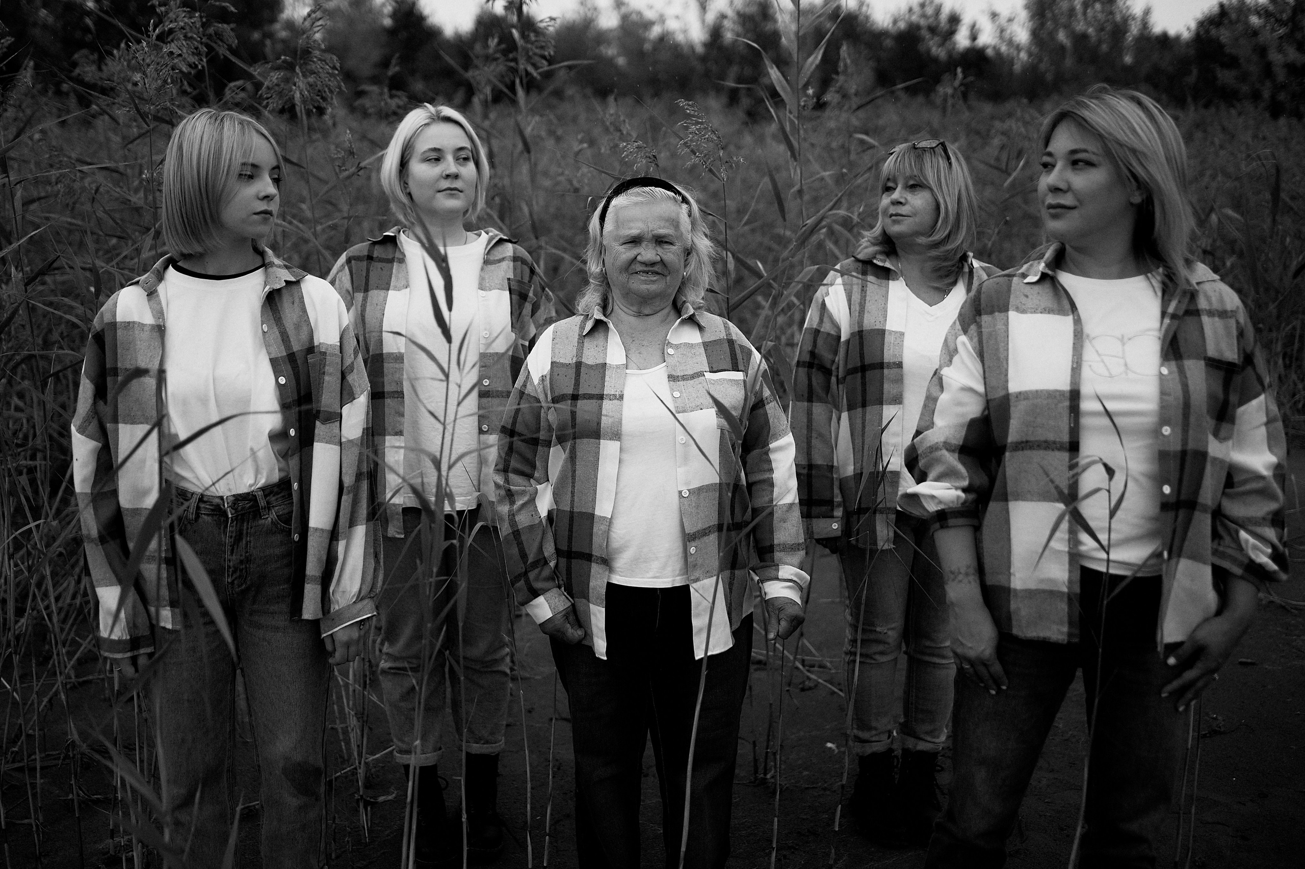 Аня, Таня, Полина, Оля и бабушка Клава