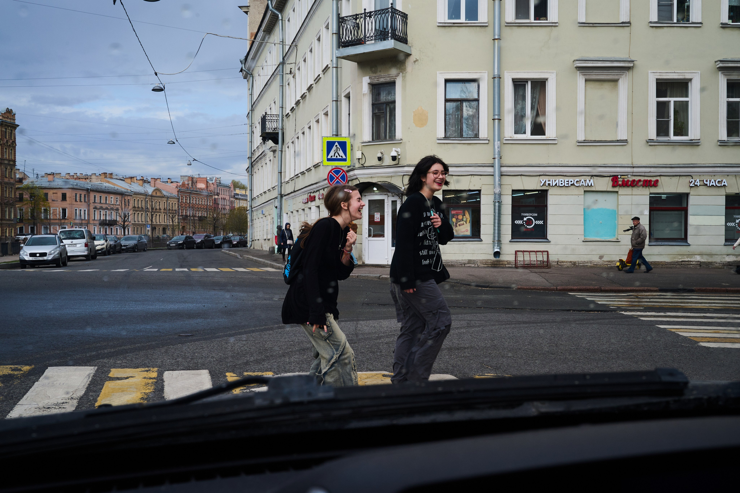 Фотография подростков в центре Питера