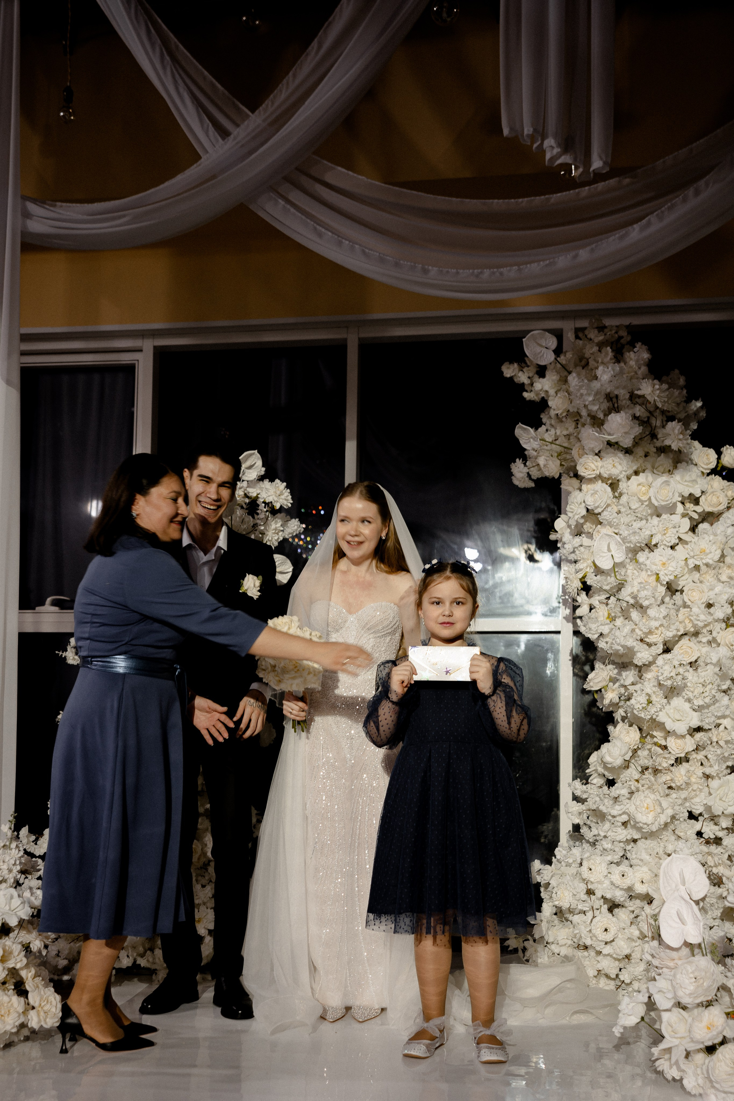 СВАДЕБНАЯ СЬЕМКА СБОРОВ В ОТЕЛЕ И ВЫЕЗД НА ЦЕРЕМОНИЮ (СНЯТО В СИБИРЕ В НИЖНЕВАРТОВСКЕ). Профессиональный фотограф, Санкт-Петербург — Виктория Богомолова