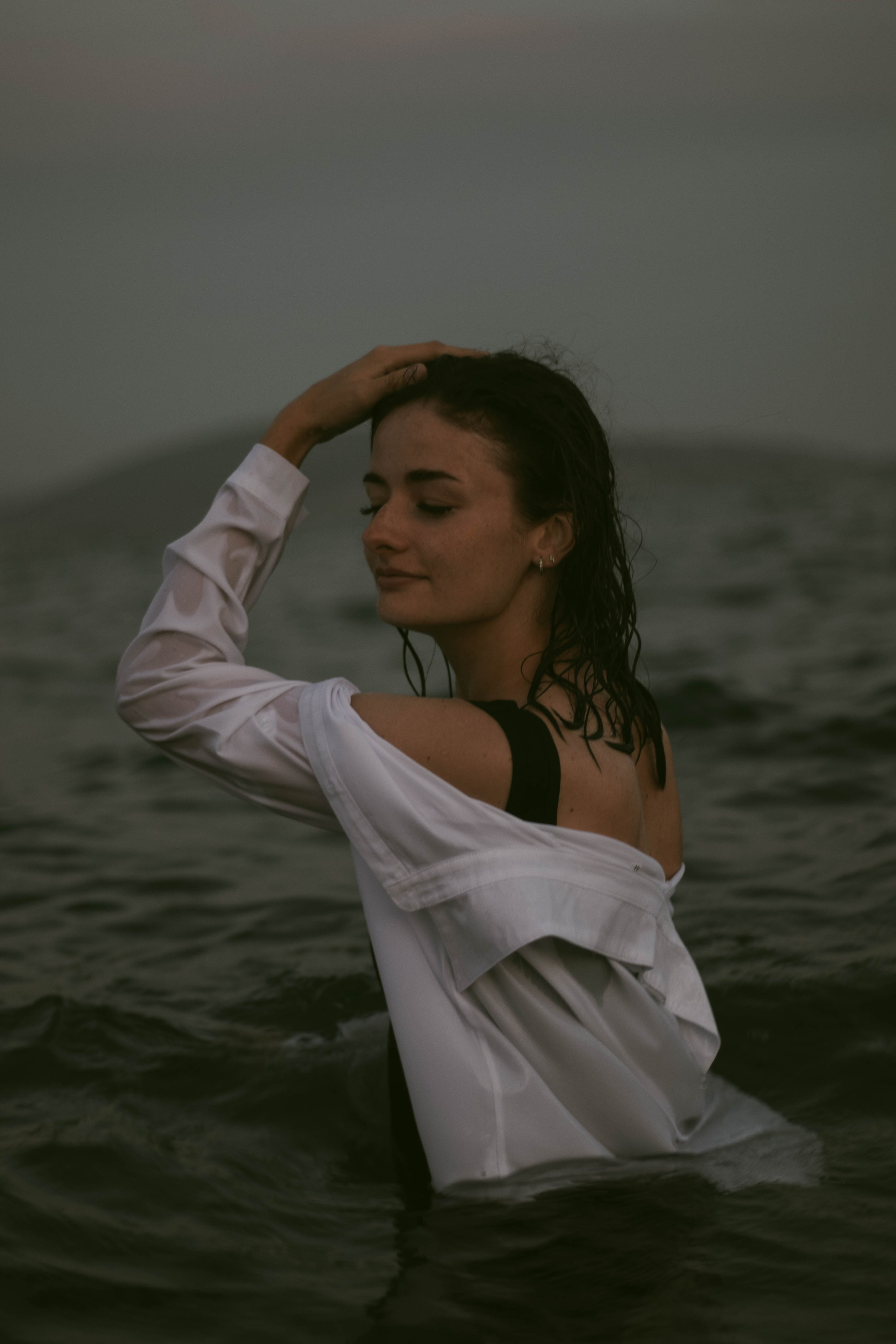 «Невесомость волн: девушка и море». Уличный фотограф Города N