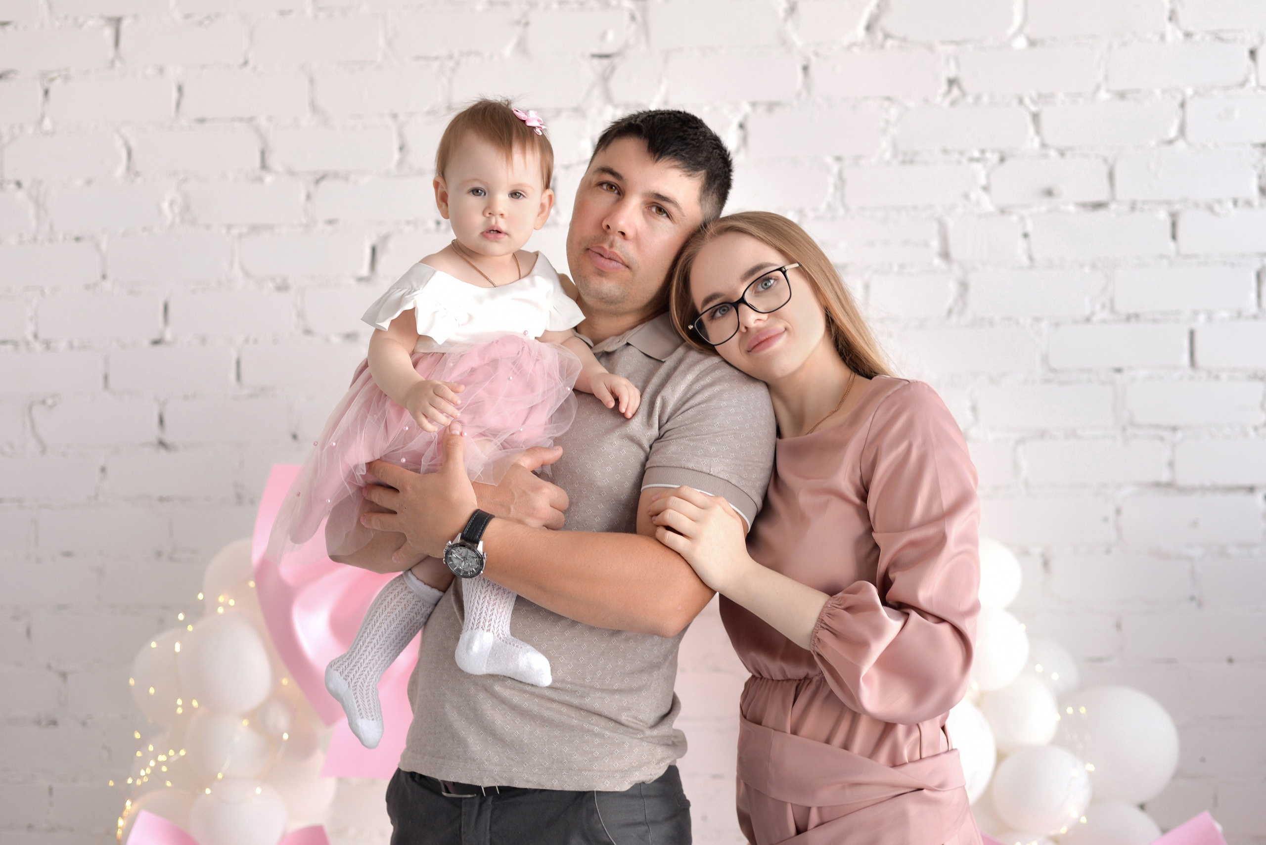 Ариана 1 годик с розовыми бантиками (Рита и Игорь родители). Семейный и свадебный фотограф Галина Абакумова, фотосессии в Белгороде