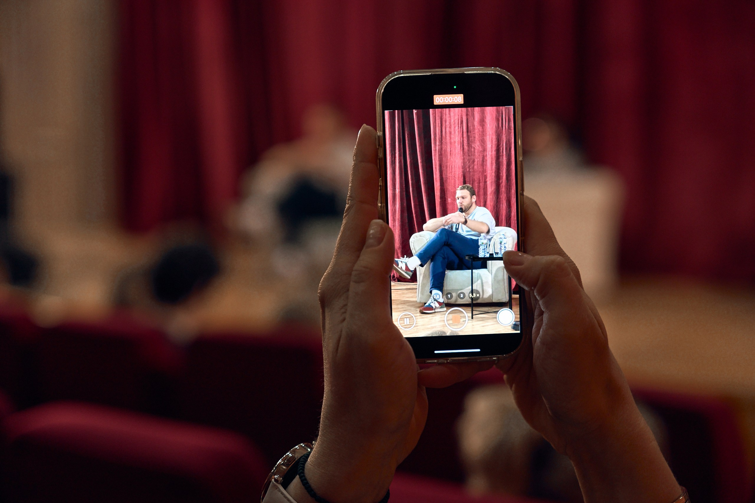 Встреча в издательстве «Наука». Контент-фотограф в Москве Тима Забабурин