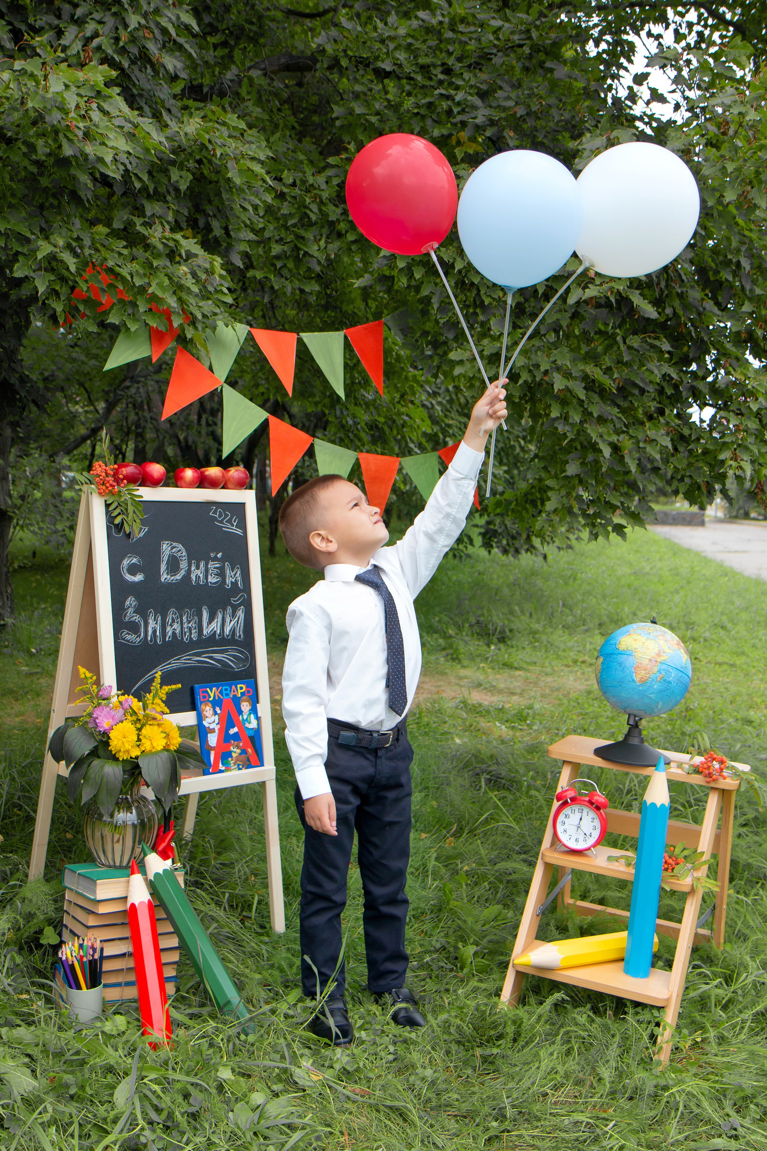 Школьная фотосессия на улице. Фотограф в Шелехове, лучшие выпускные альбомы в Шелехове