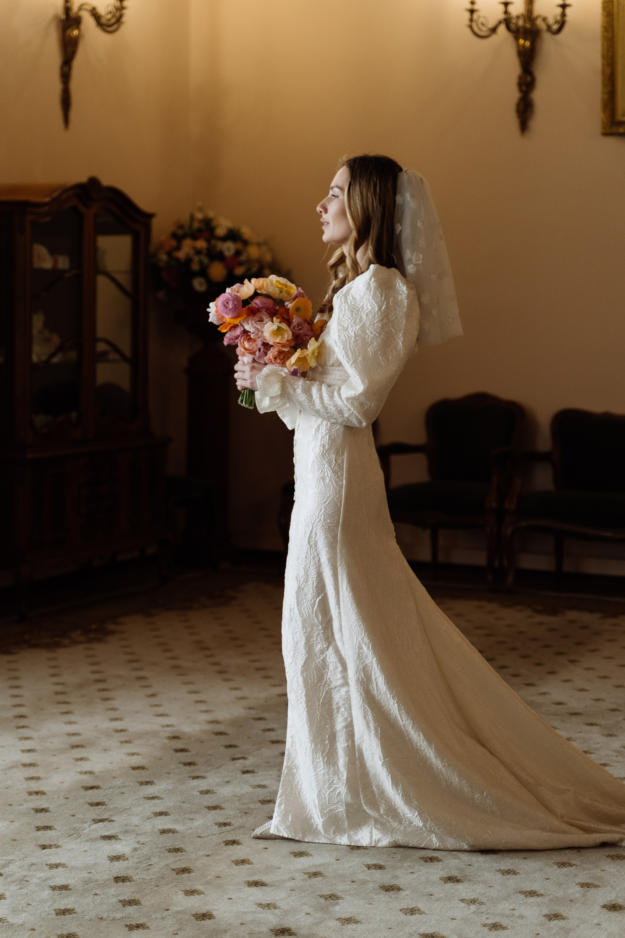 Камерная свадьба на фонтанке в сезонах. Свадебный фотограф организатор в Санкт-Петербурге Ассоль Опарина