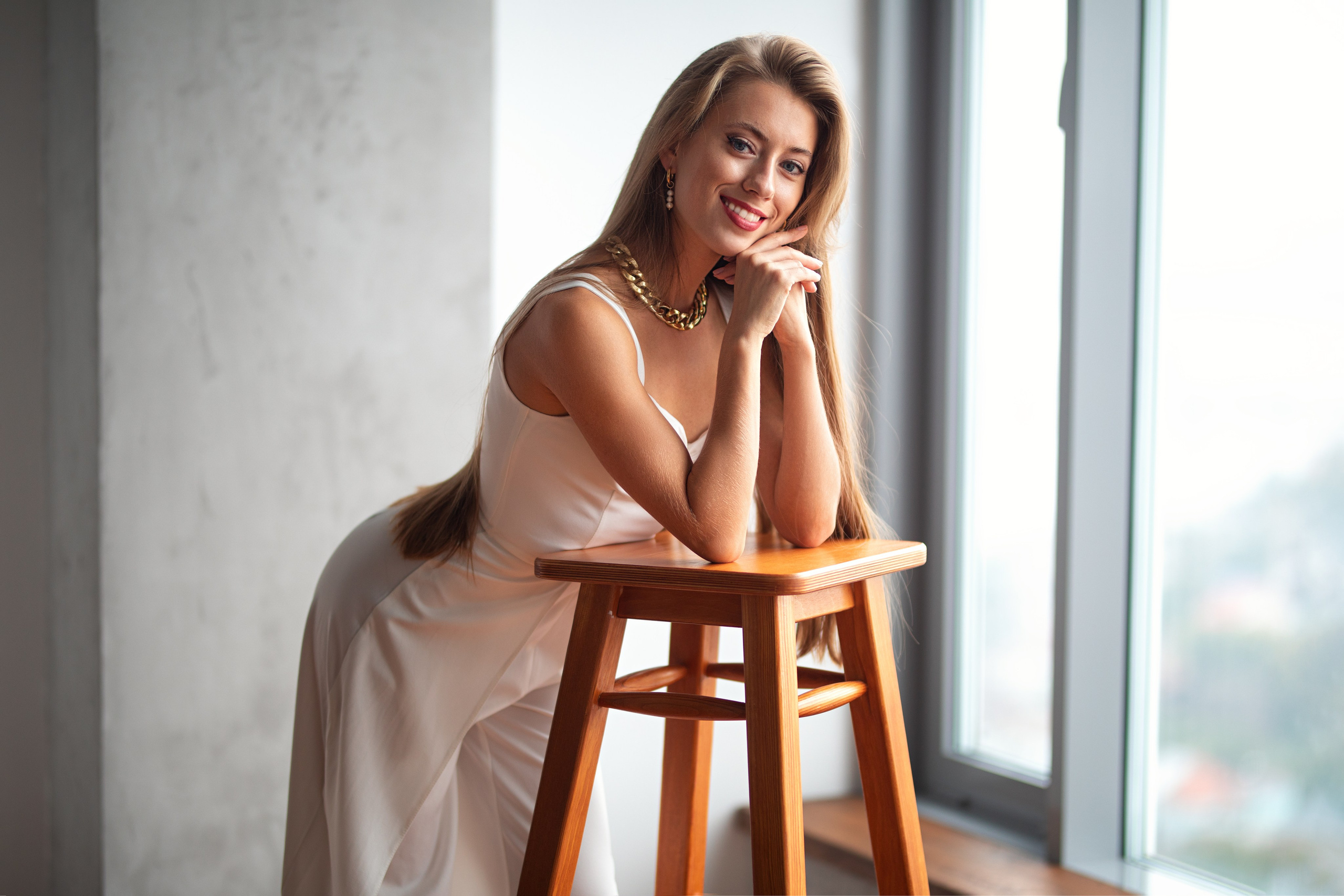 Студийная съемка с Викторией с минимальным интерьером в формате для «себя»