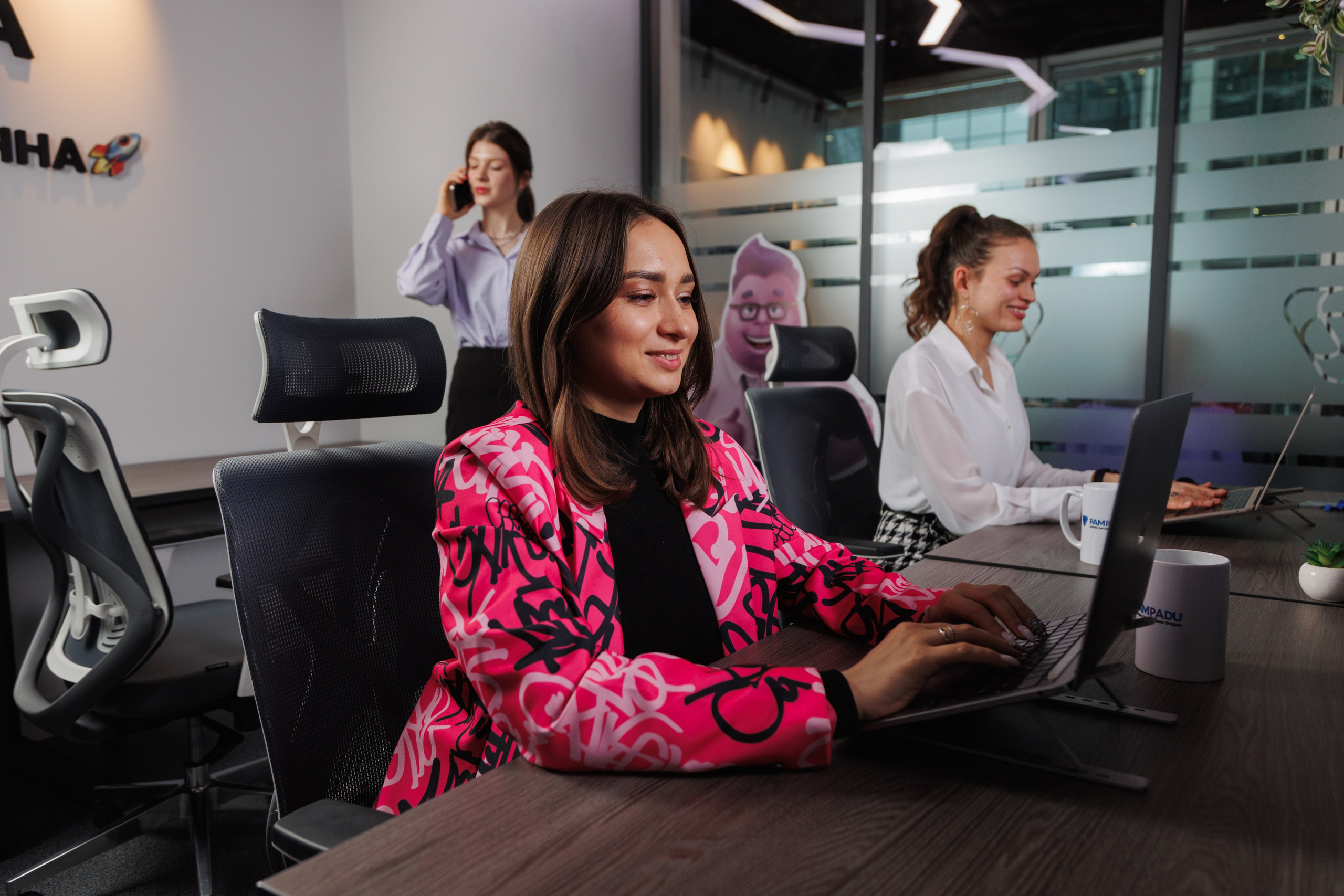 Девушка-менеджер проекта общается с клиентом по видеосвязи. Съемка в офисе, фотограф Жуков Василий.