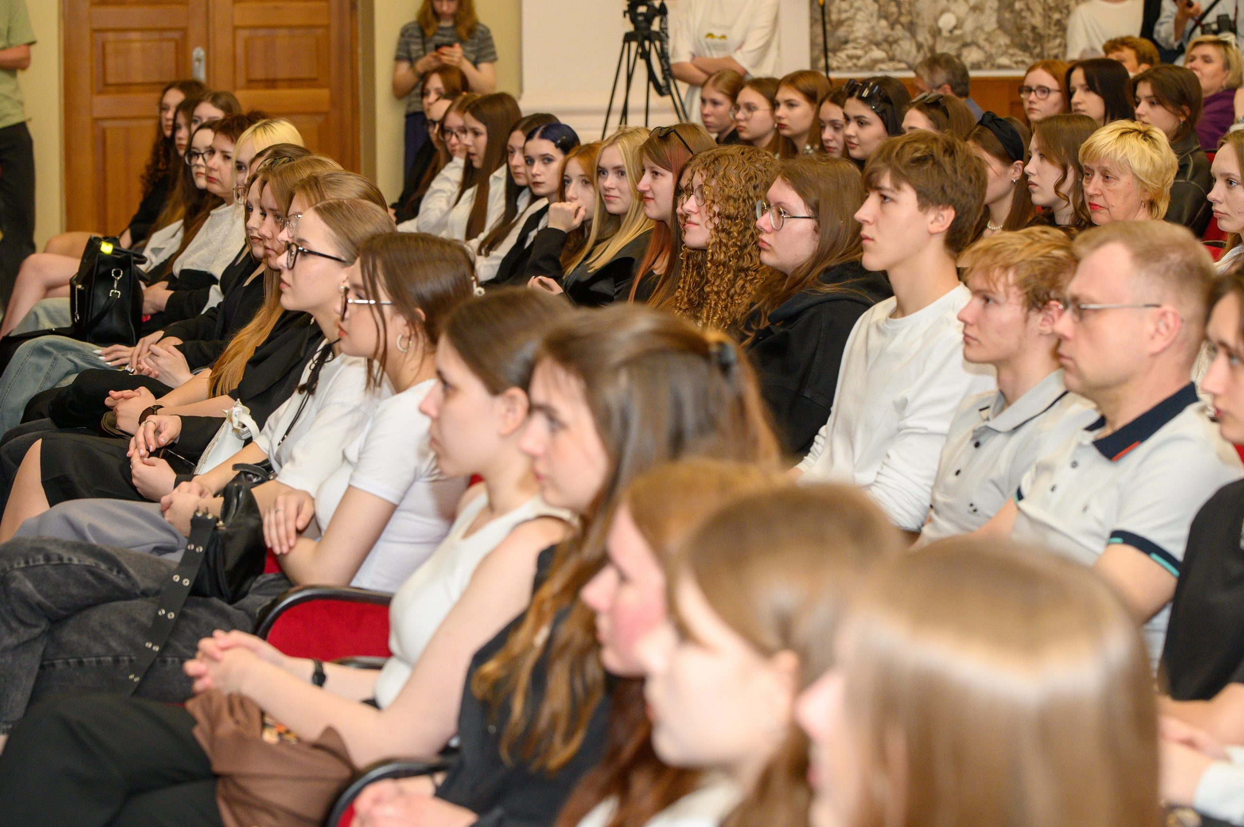 Молодая гвардия. Фотоуслуги, услуги фотографа, фотографирование важных событий