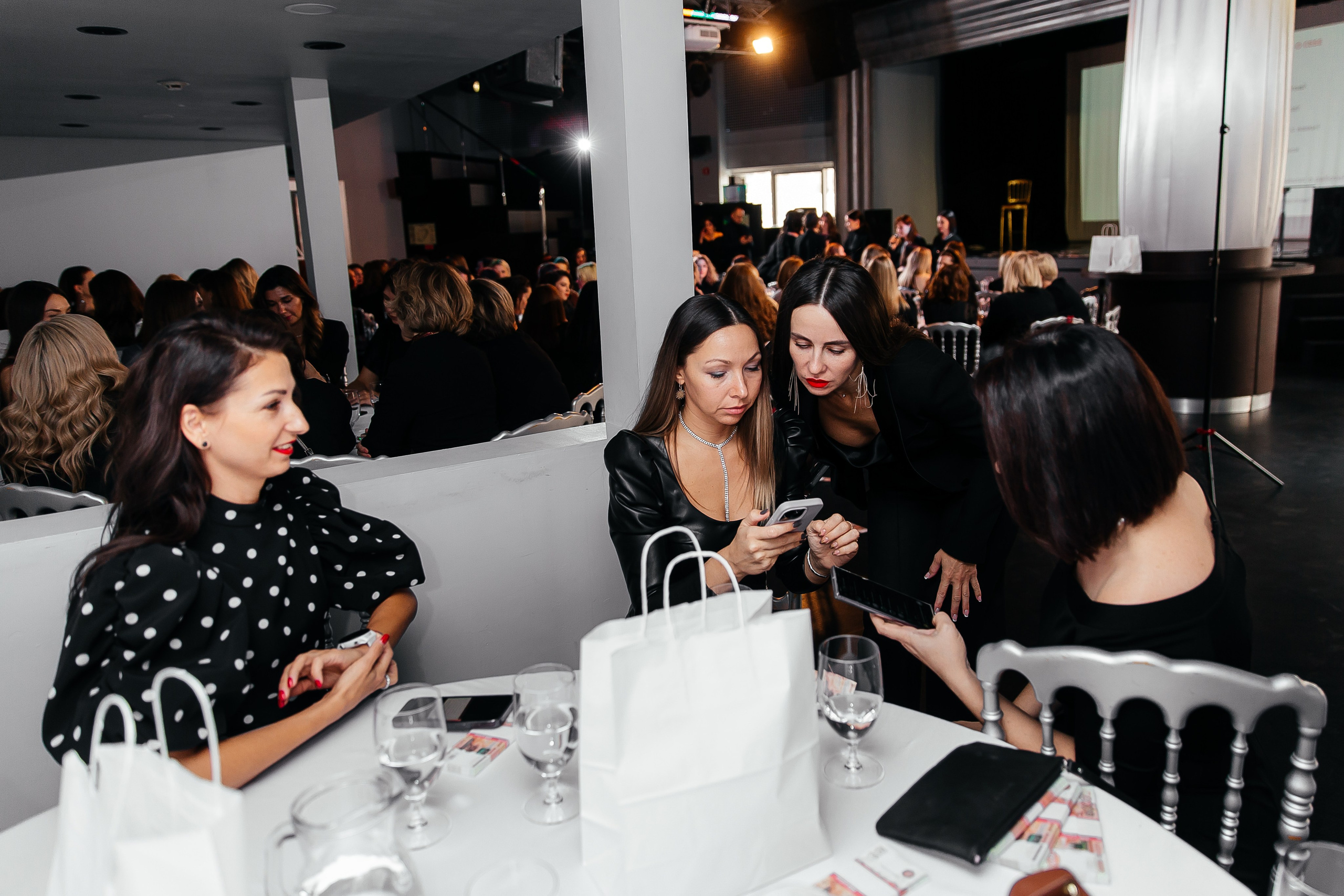 Фотозона+выступление спикеров. Фотограф в Красноярске Надежда Воскресенская