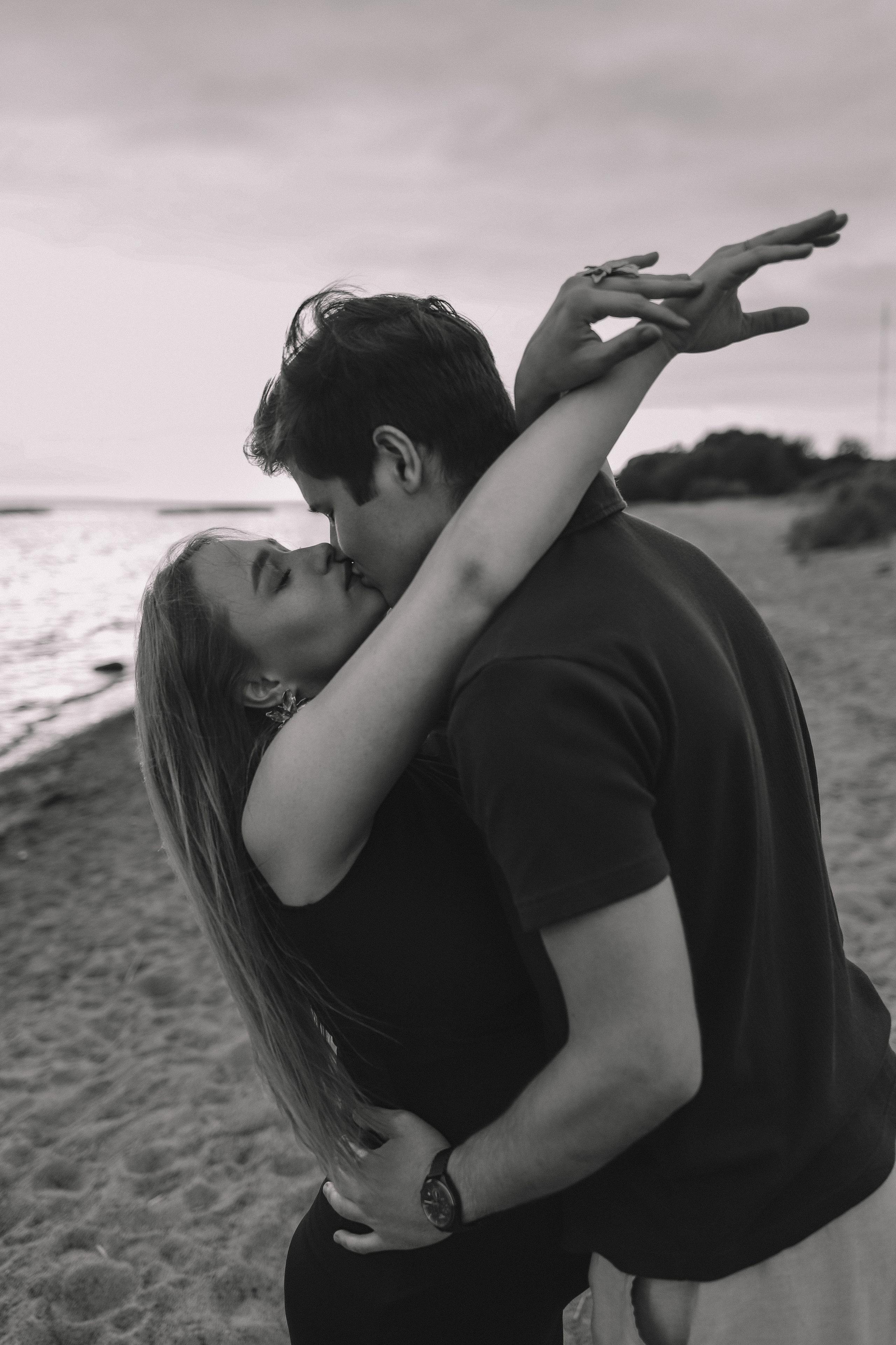 Черно-белый кадр: пара обнимается на берегу