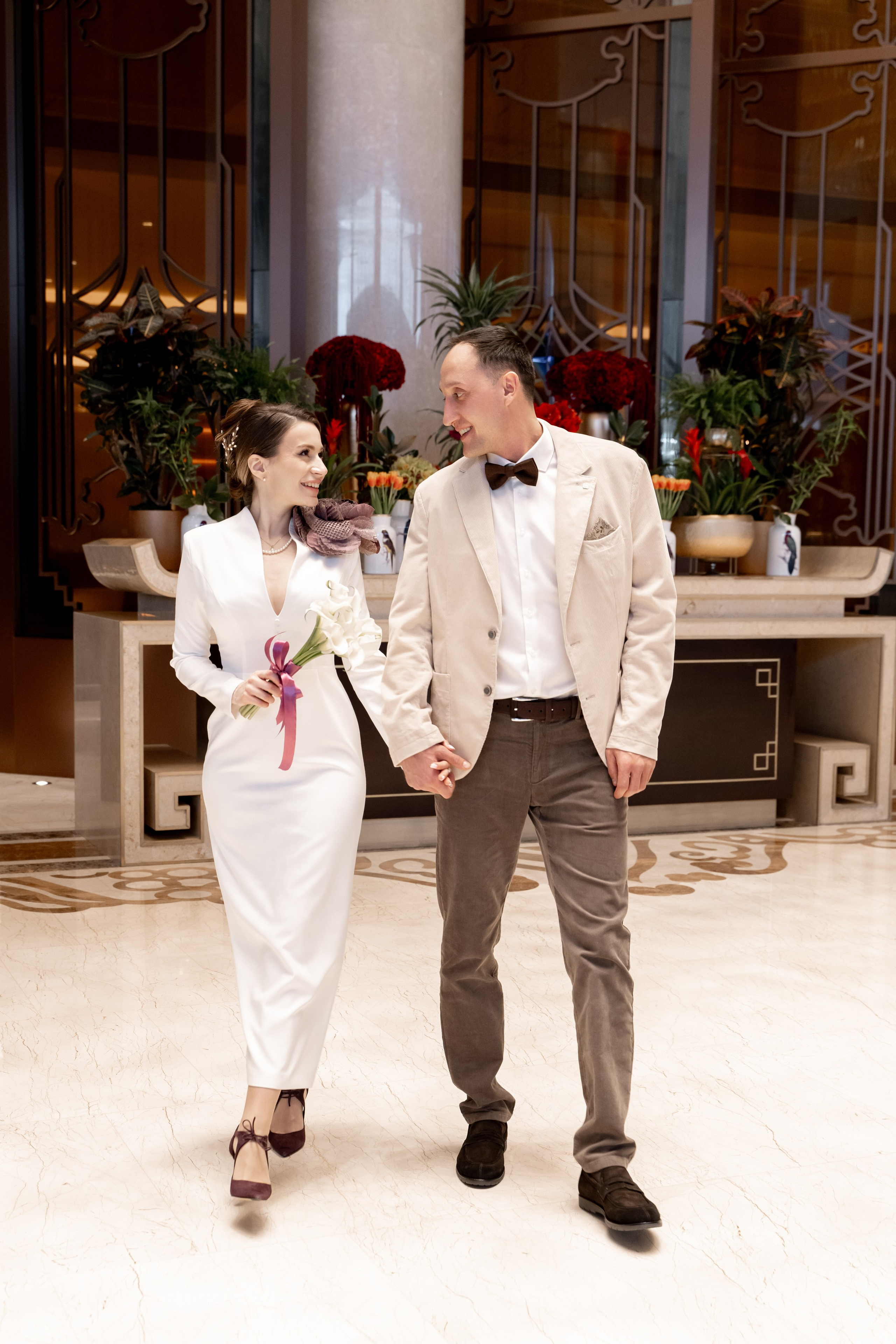 Свадебный фотограф в Москве. Свадебный фотограф Видное, Бутово, Домодедово, Щербинка, Царицыно. Свадебная фотосессия и сборы невесты в отеле Soluxe. Регистрация брака во дворце бракосочетания ВДНХ. Свадьба на ВДНХ. Свадебная фотосессия с ретро автомобилем Чайка. 