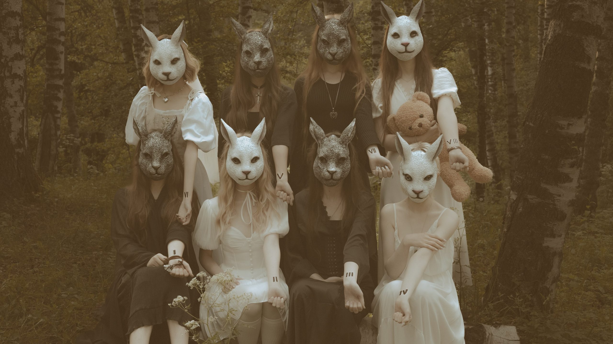 Сценический портрет всей группы девушек в масках среди деревьев