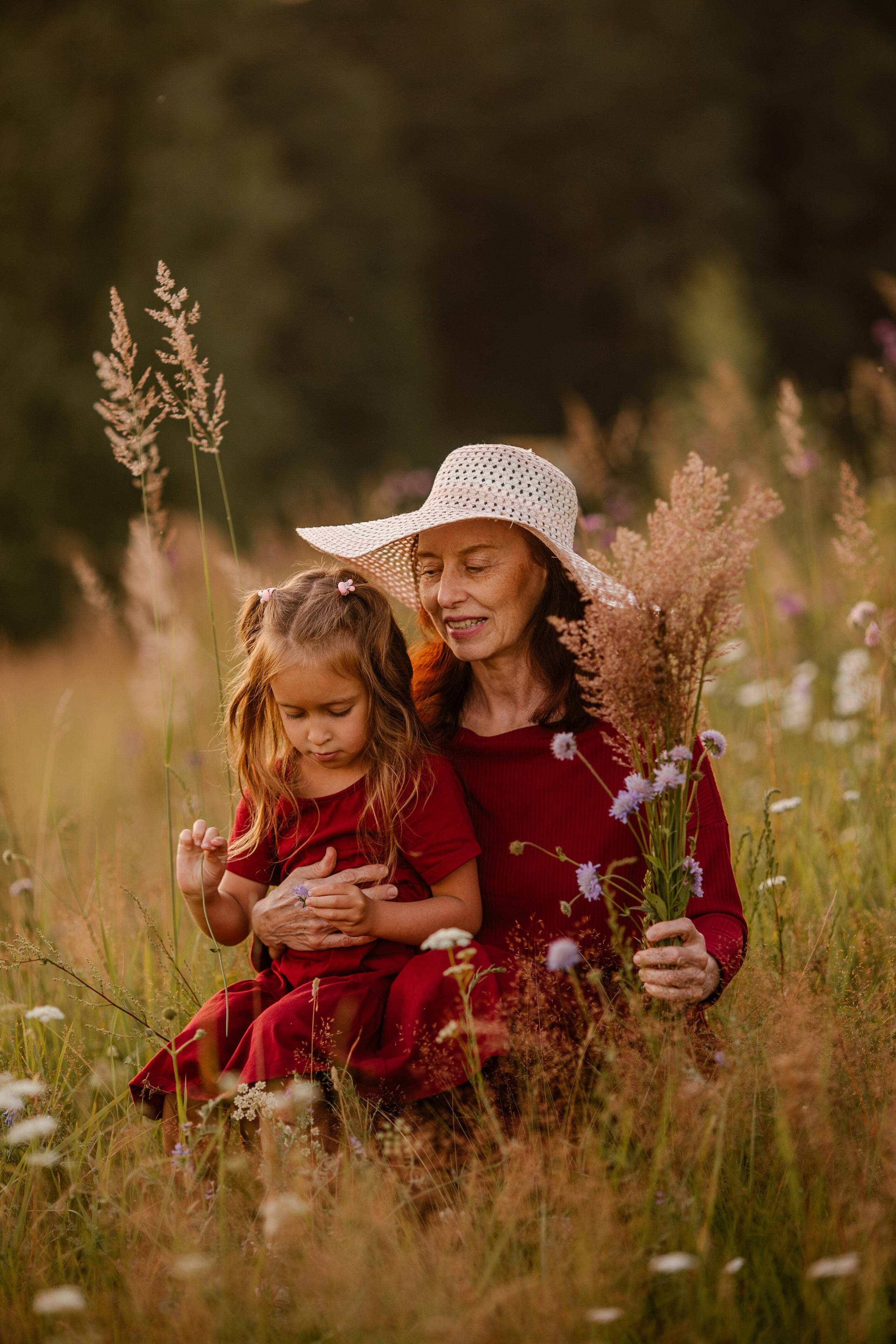 Фотосессия большой семьи в поле