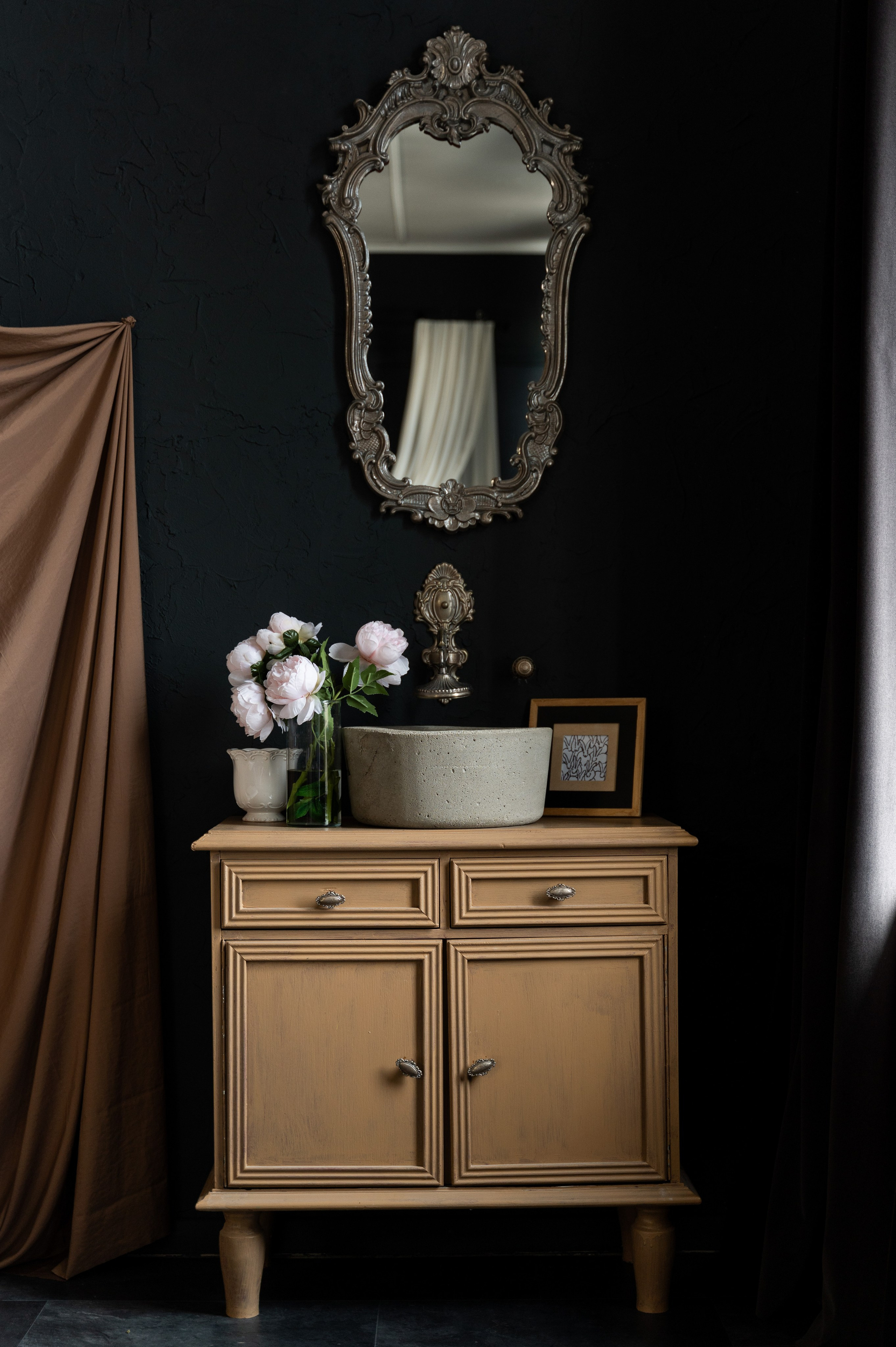 Темный зал для фотосессий в будуарном стиле. Эстетичный интерьер, все необходимое оборудование для съемки. 