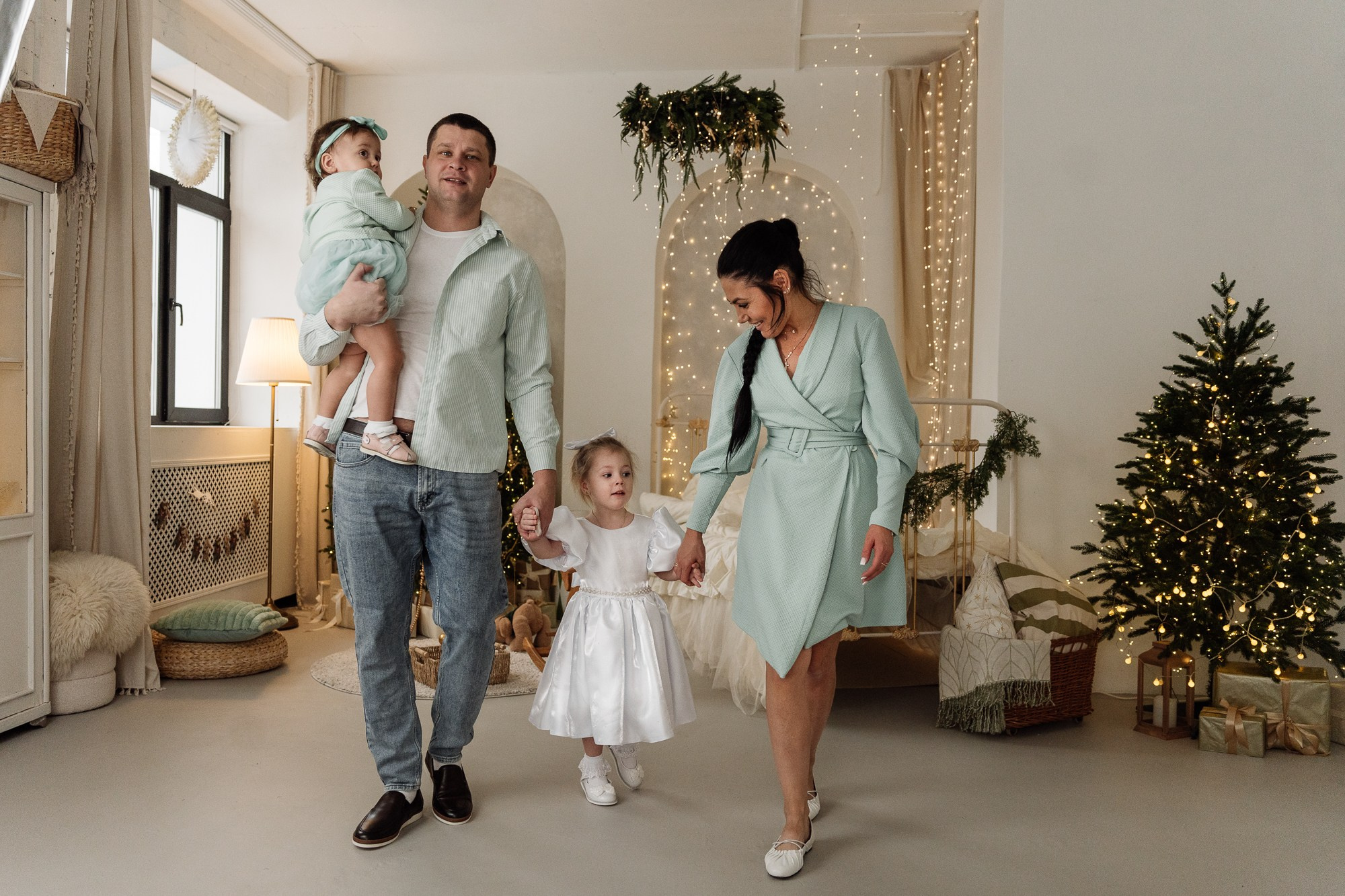 Каролина и Регина с родителями. Фотограф в Красноярске. Юлия Чаушанская