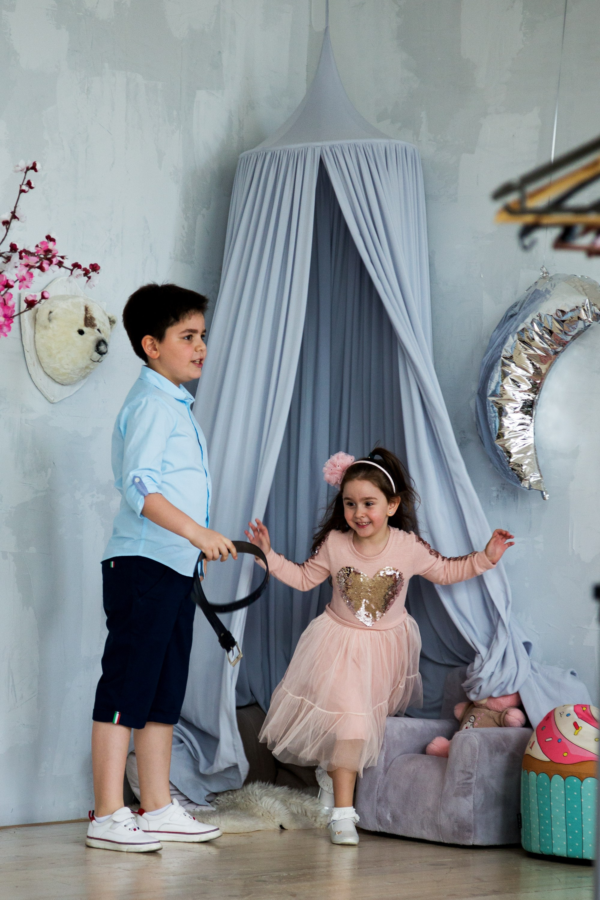 девочка выходит из шалаша к брату