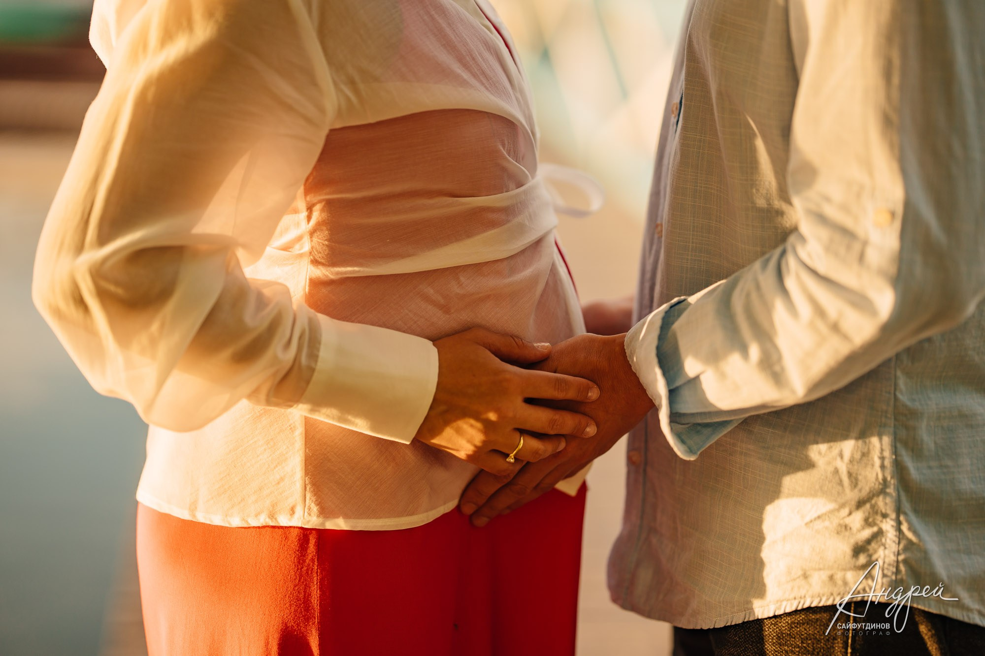 Фотосессия беременности в Олд Хаус | Крупный план живота в объятиях будущих родителей | Фотограф Андрей Сайфутдинов Ростов-на-Дону