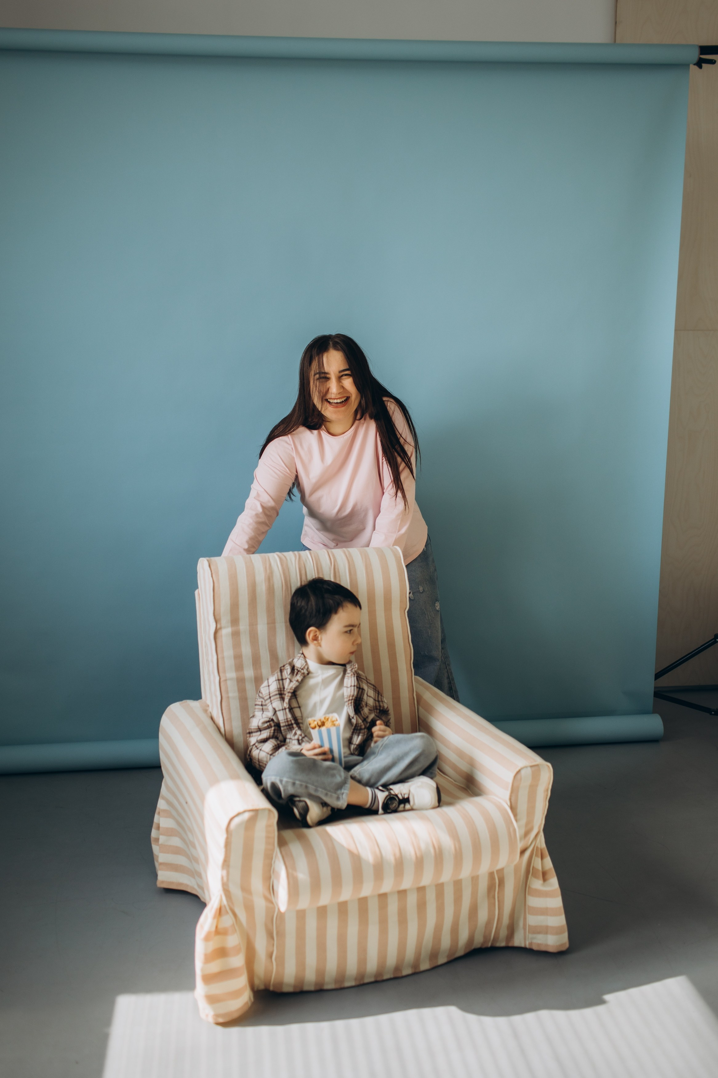 Фотосессия с попкорном фотосессия мама и сын. Фотограф Владимир Москва