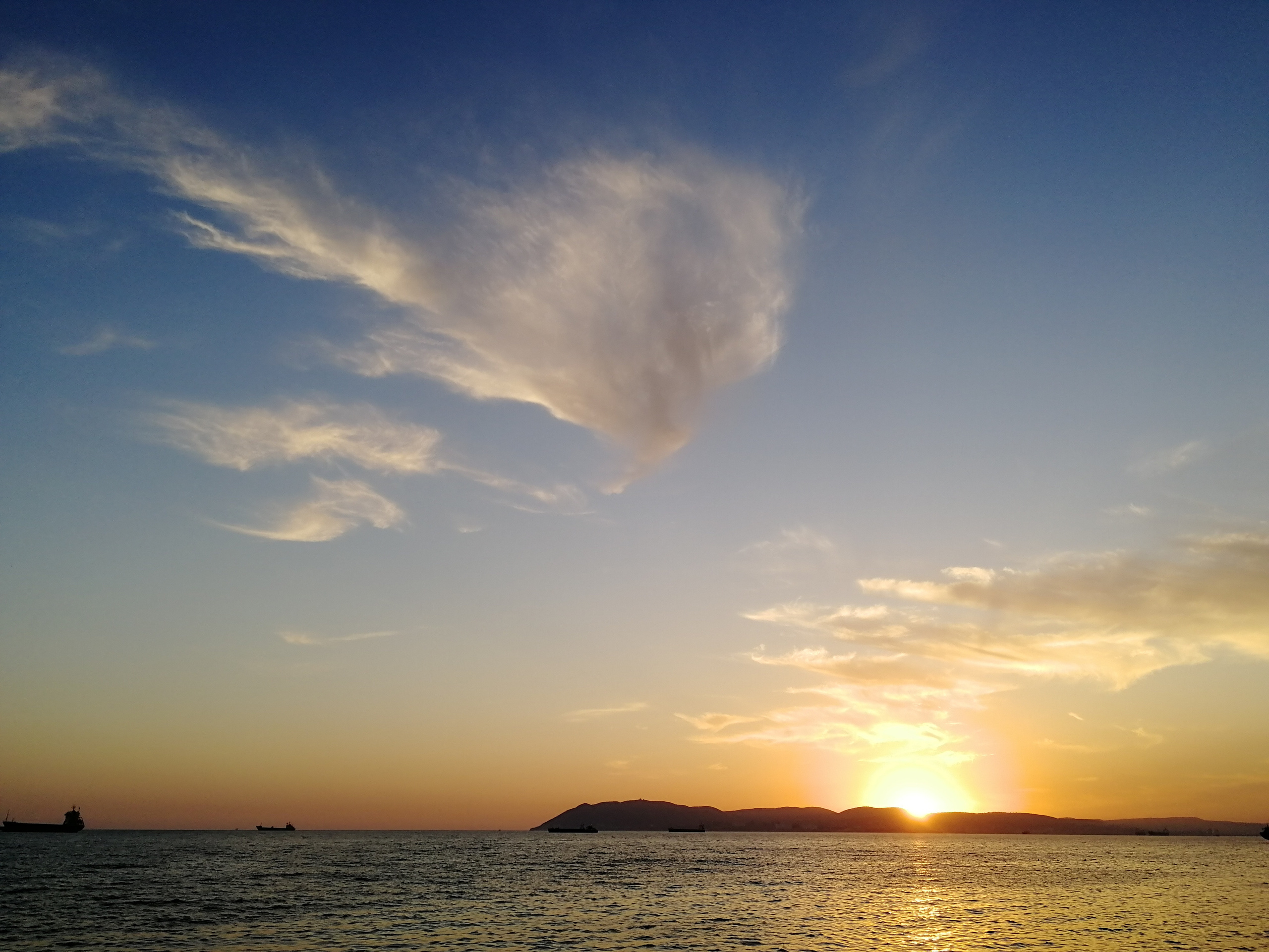 Солнце садится за горы Новороссийска, вид из Кабардинки