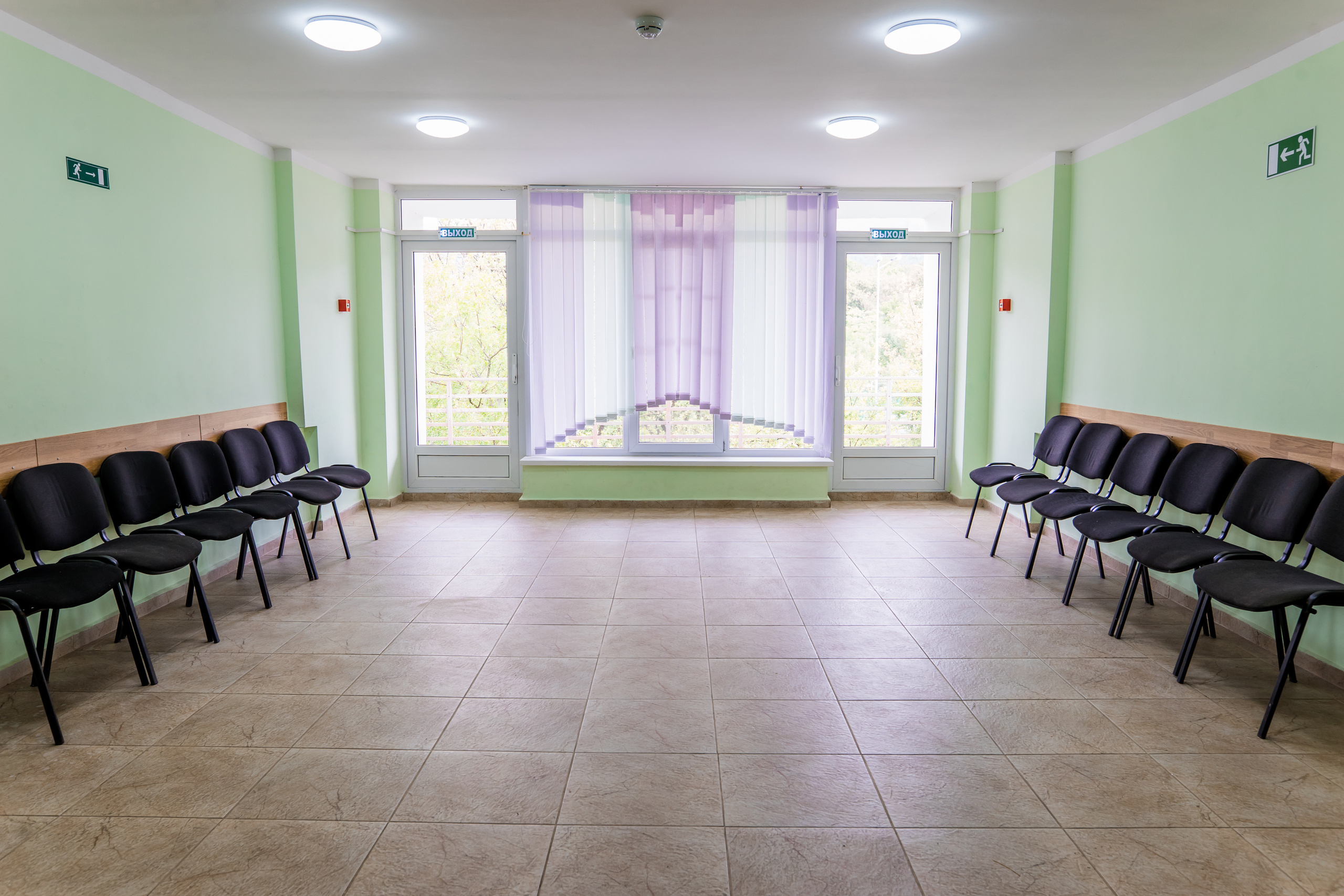Холл в жилом корпусе для проведения активностей, много стульев для сидения