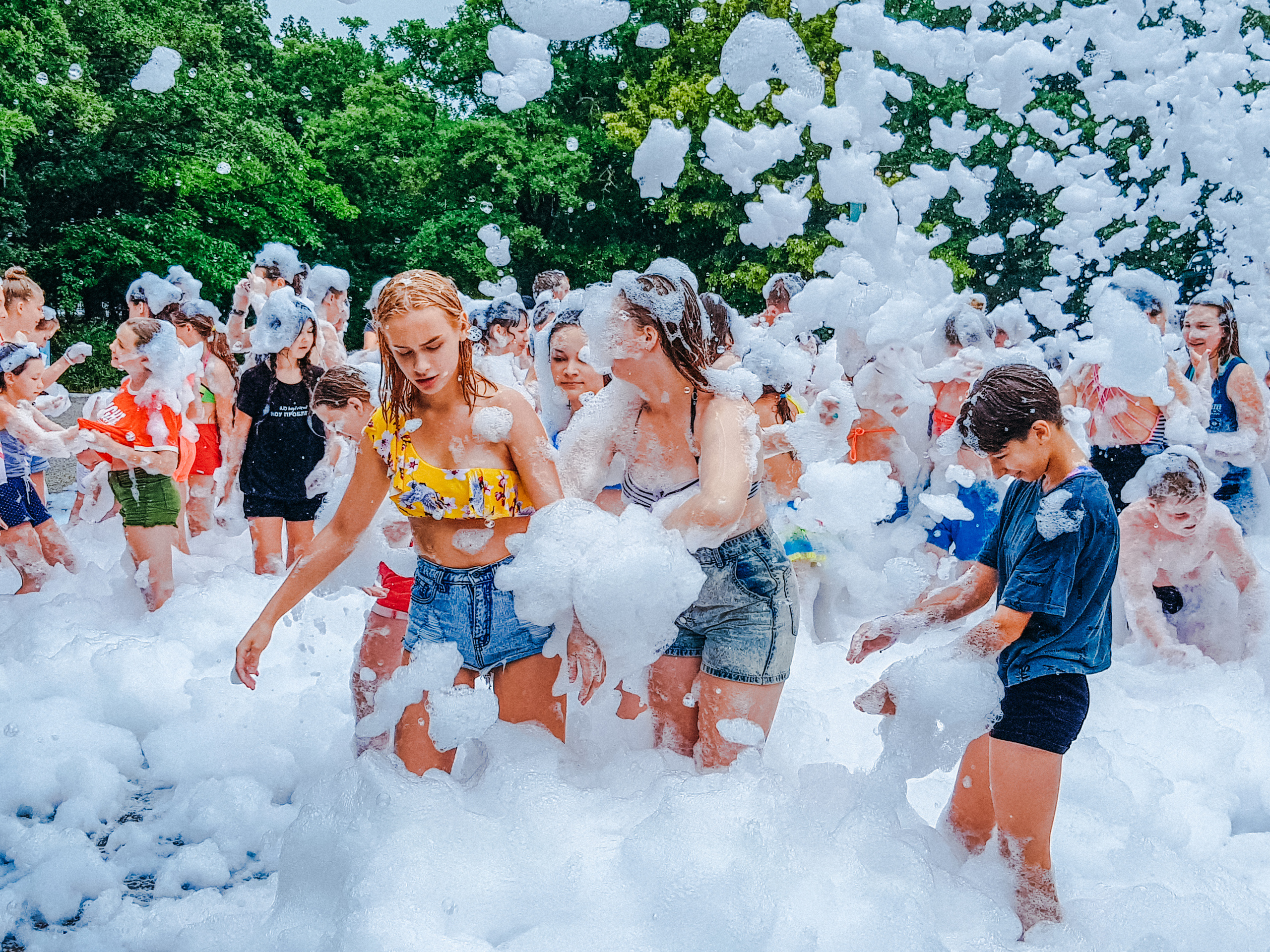 Дети веселятся на пенной вечеринке