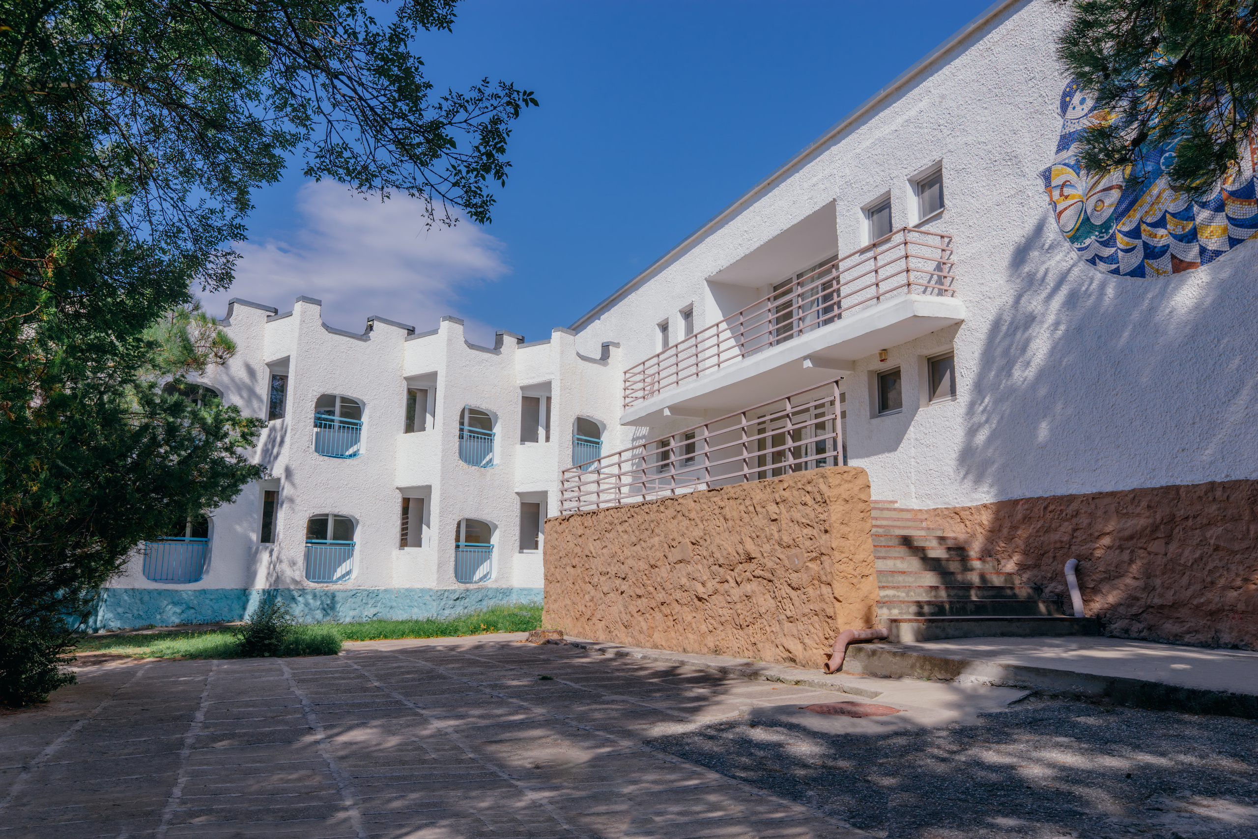 Двухэтажный корпус Каравелла, балконы в каждой комнате