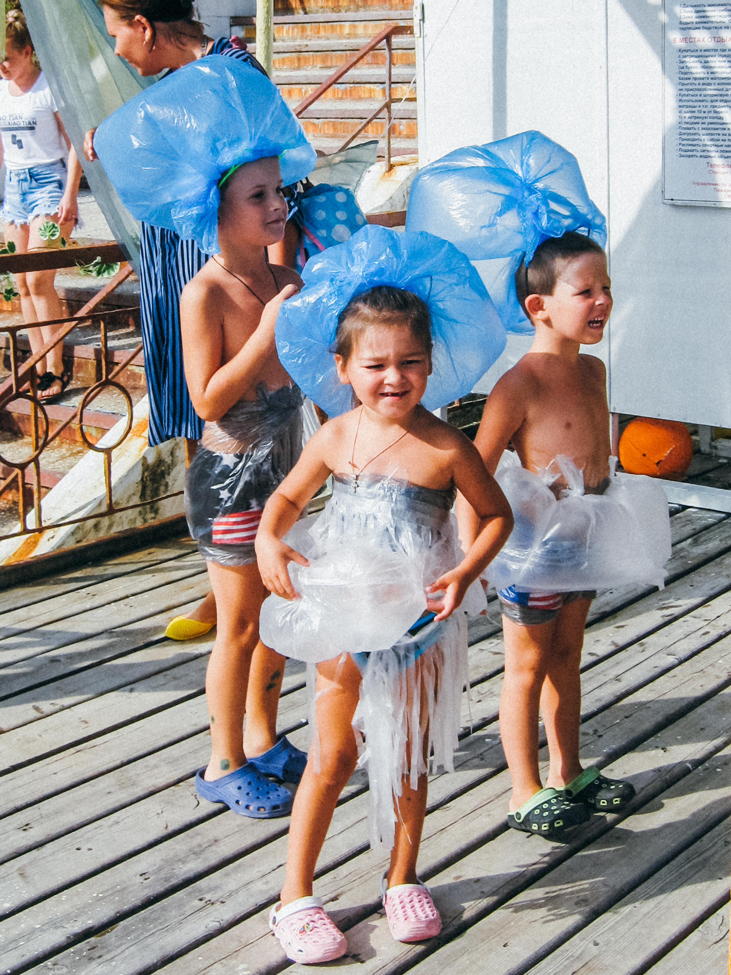 Дети изготовили костюмы медуз чтобы отметить день Нептуна
