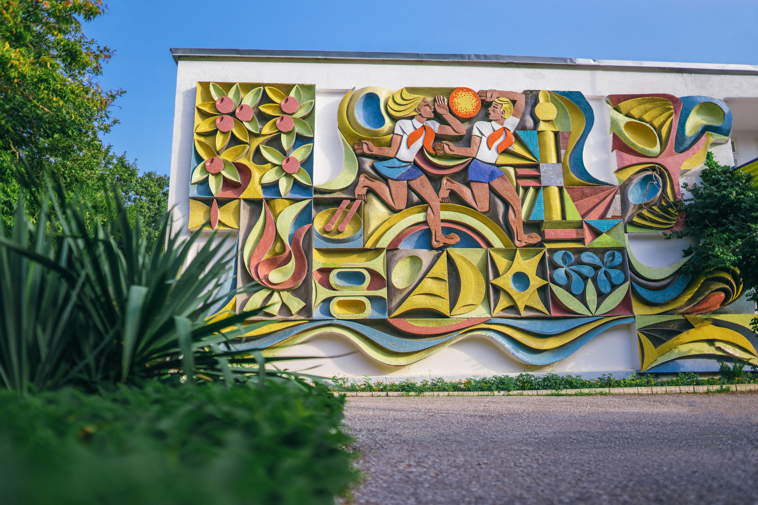 Винтажное мозаичное панно на стене главного здания детского лагеря.