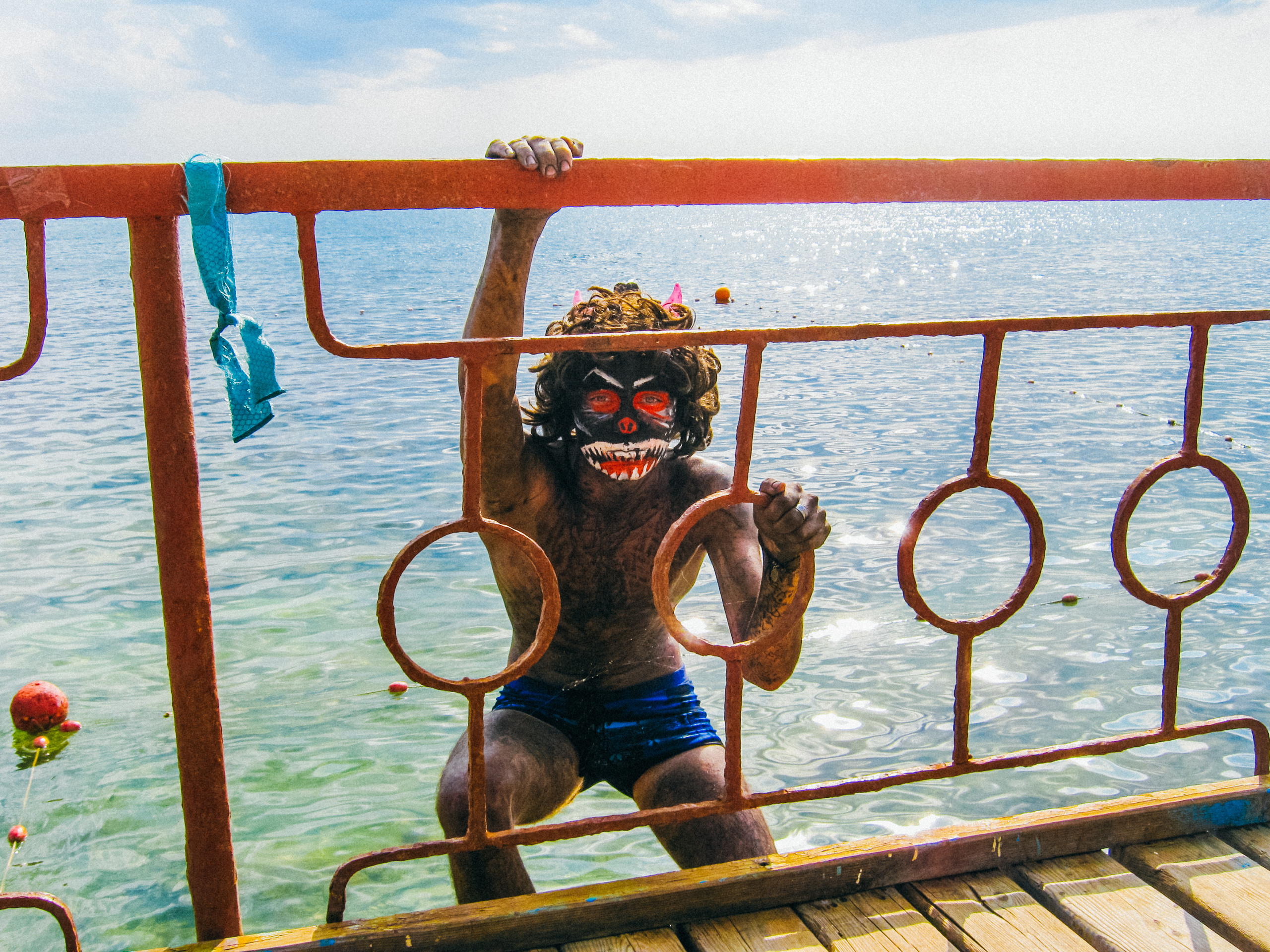 Вожатый детского лагеря переоделся в морского черта и веселит детей