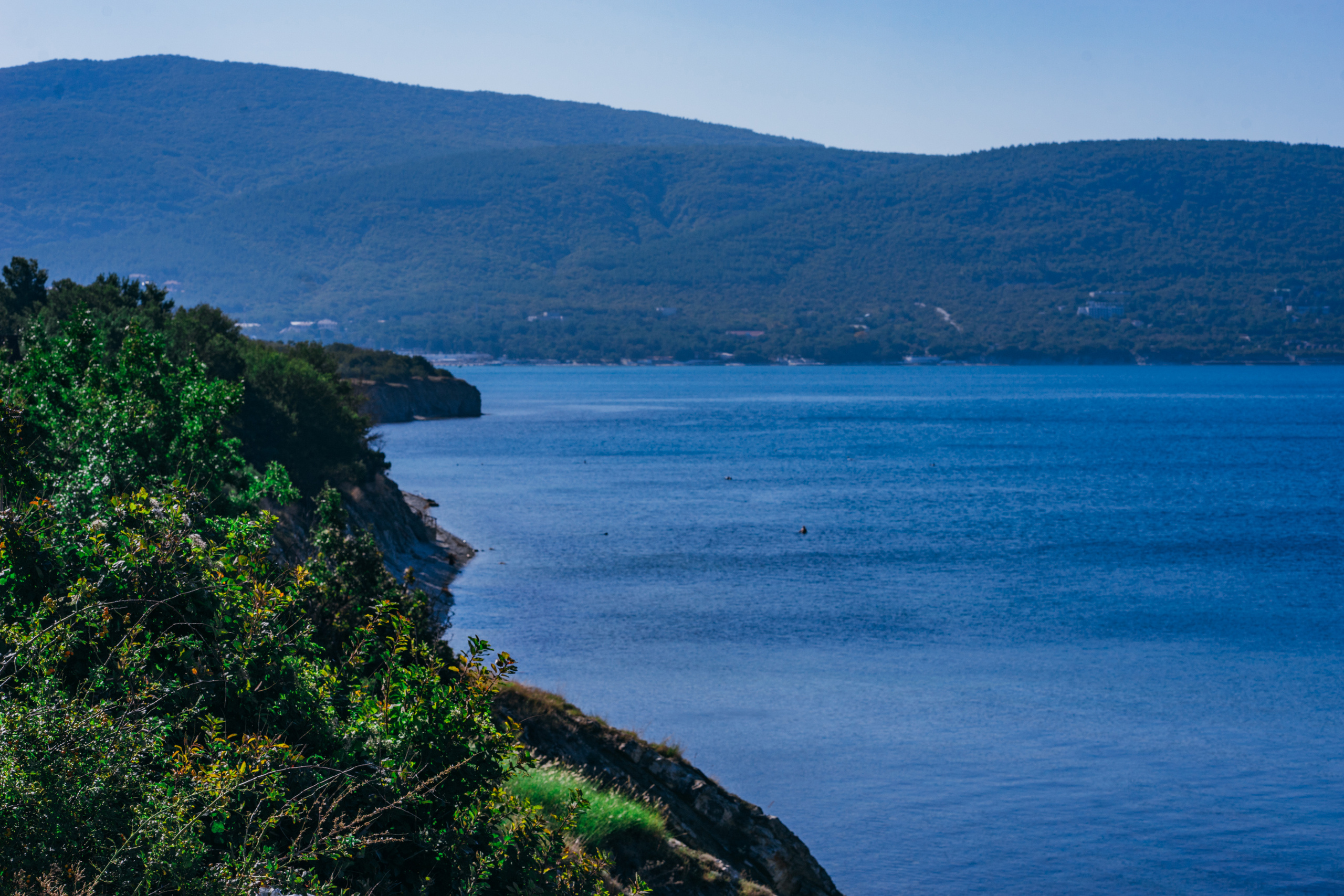 Морской пейзаж в районе Кабардинки с видом на море и зеленые горы