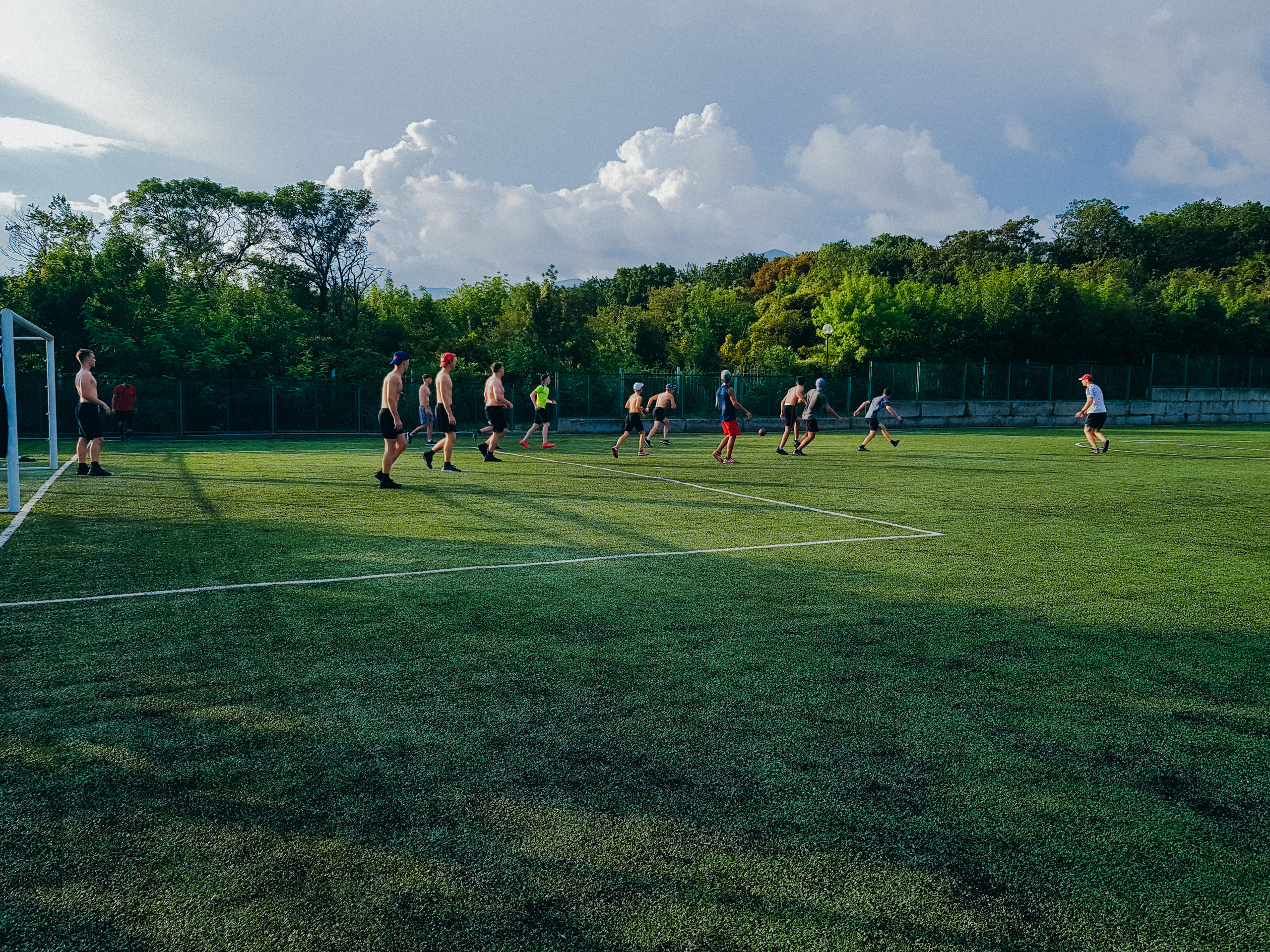 Дети с удовольствием играют в футбол на новом футбольном поле