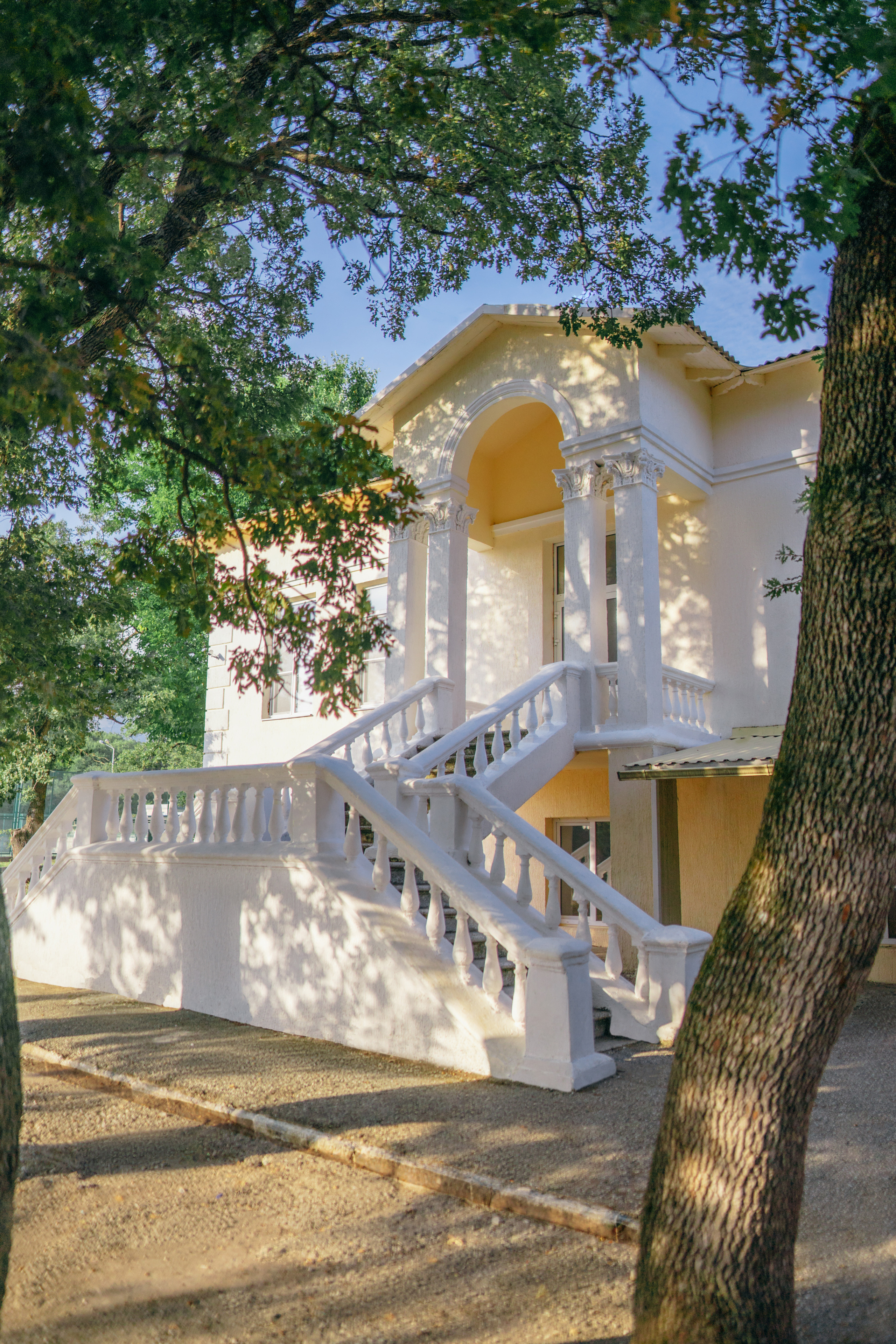 Вход в корпус Ледокол,  лестница с красивыми перилами, деревья вокруг